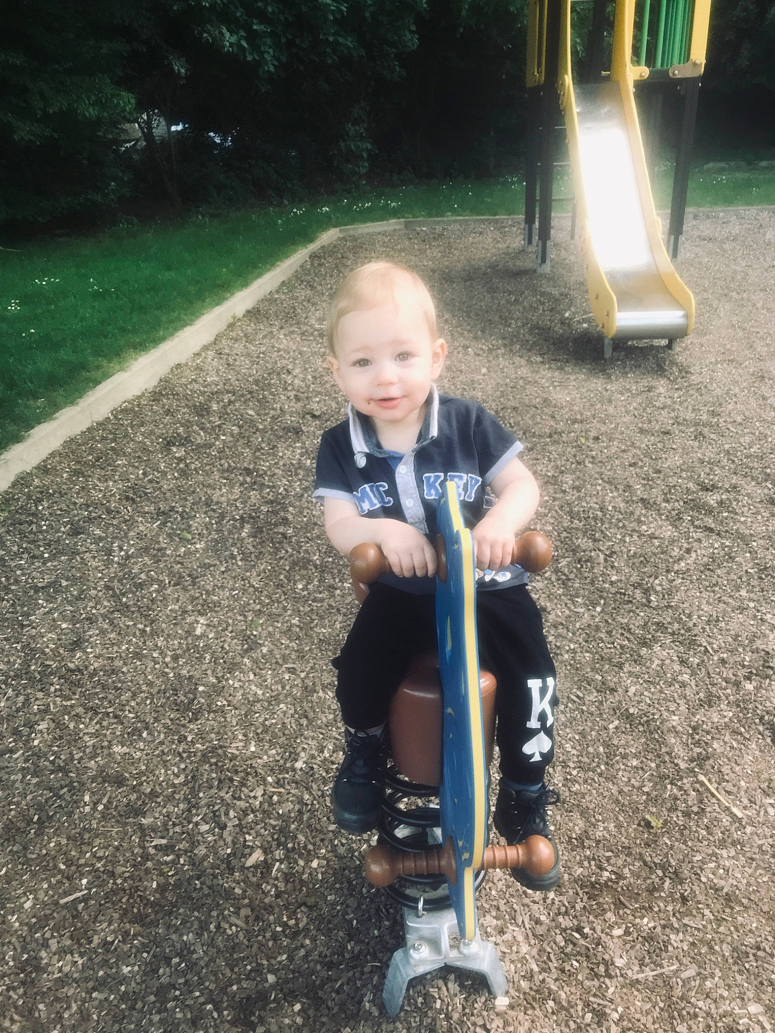 Kenzo participe au concours pour gagner de l'argent avec cette photo : asphalt, baby, child, city, fun, grass, joy, leisure, musical_instrument, outdoor_play_equipment, person, plant, playground, public_space, recreation, rolling, smile, swing, tire, toddler