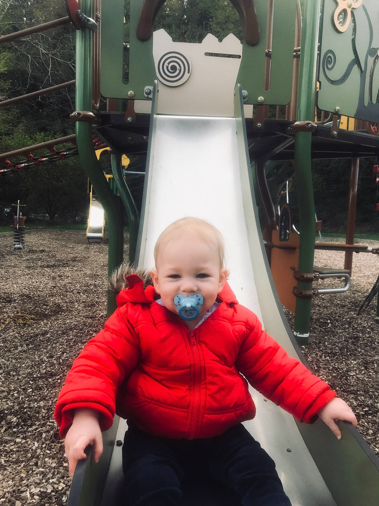 Kenzo participe au concours pour gagner de l'argent avec cette photo : baby_toddler_clothing, child, city, comfort, fun, gas, green, human_settlement, leisure, machine, outdoor_play_equipment, person, plant, playground, playground_slide, product, public_space, recreation, sitting, toddler