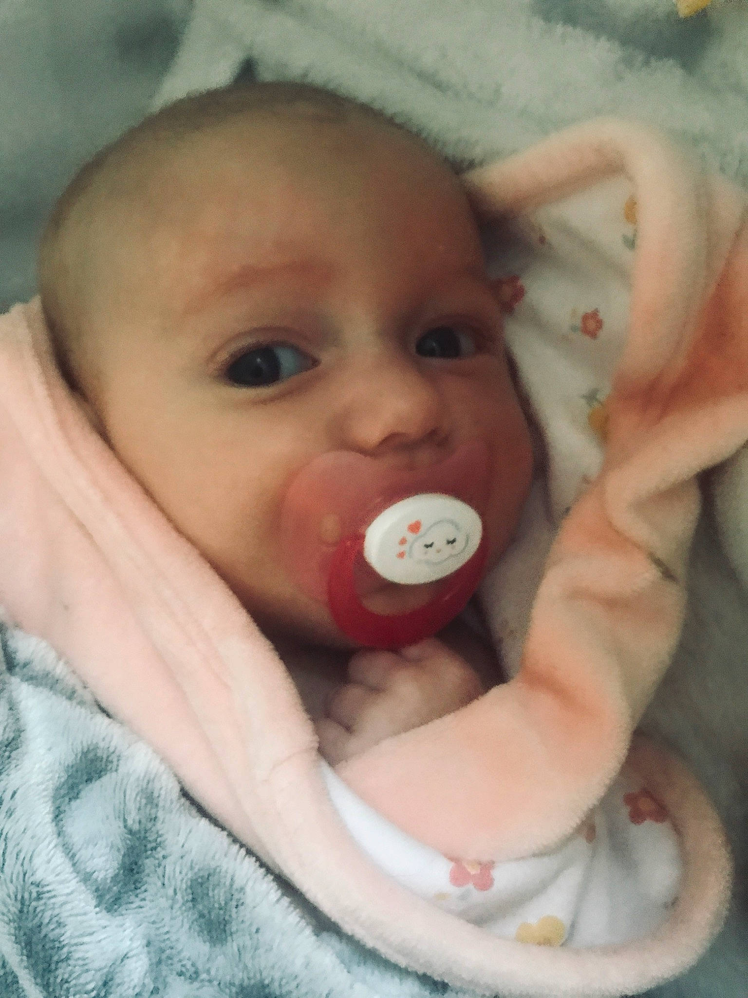 Ilena participe au concours pour gagner de l'argent avec cette photo : baby, baby_products, baby_safety, baby_toddler_clothing, cheek, child, comfort, eyelash, finger, happy, iris, linens, lip, mouth, nail, nose, person, skin, sweetness, thumb