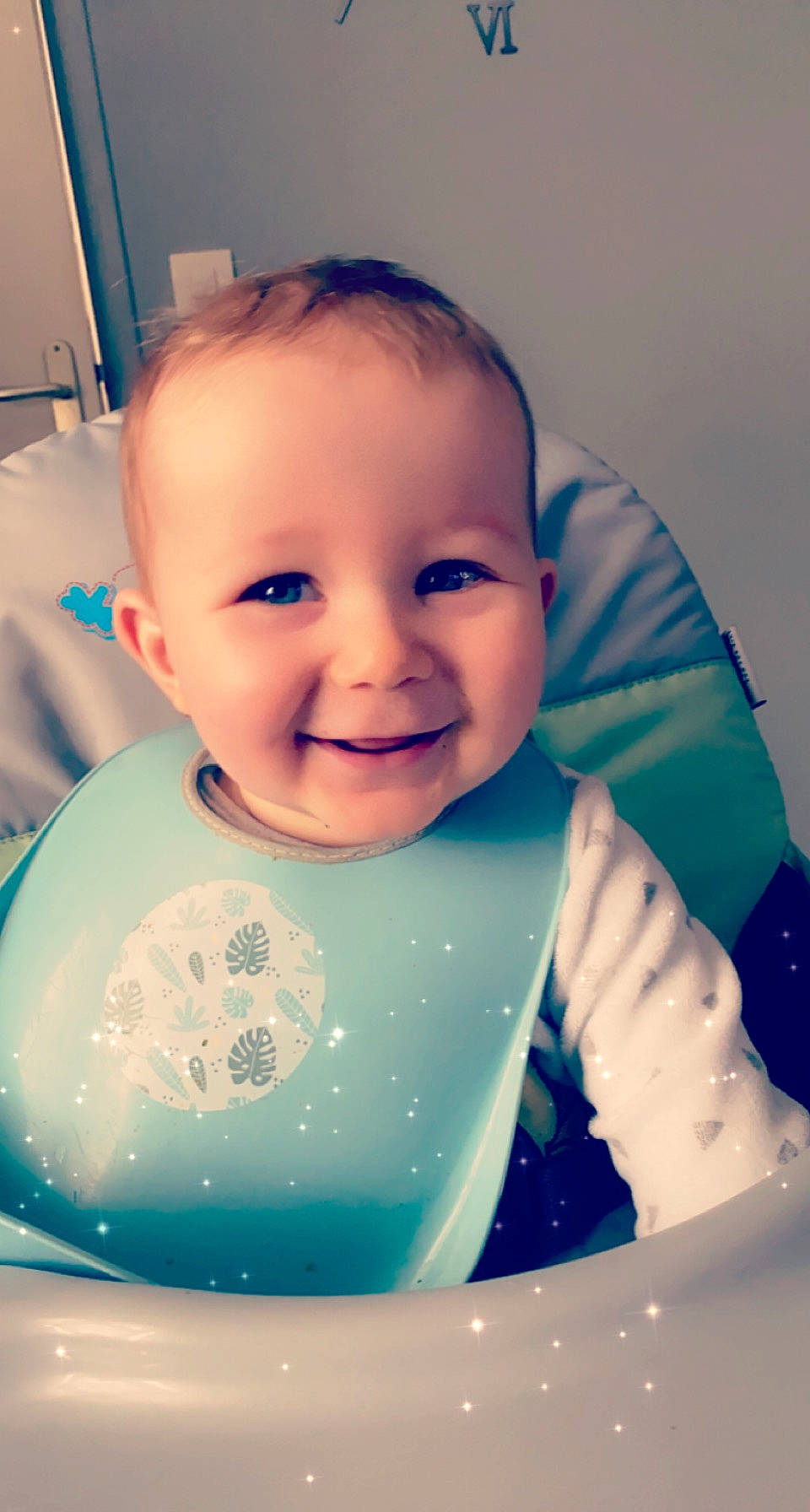 Malory a rejoint le concours — aidez-le/la à gagner de superbes lots ! arm, baby, baby_toddler_clothing, bathing, bib, cheek, child, eyebrow, finger, fun, happy, iris, joy, mouth, nose, person, product, skin, sleeve, smile