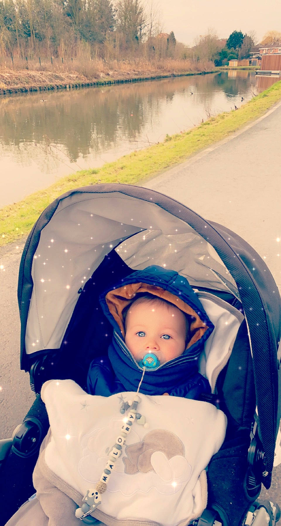 Malory participe au concours pour gagner de l'argent avec cette photo : baby, baby_carriage, baby_products, body_of_water, doll, electric_blue, eye, freezing, grass, headgear, human_body, lake, landscape, person, personal_protective_equipment, photograph, snapshot, toddler, toy, water