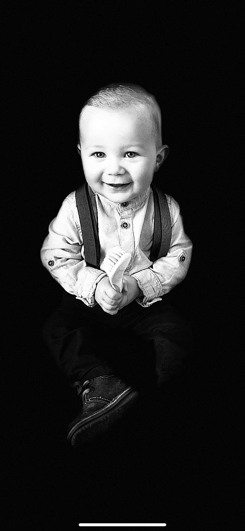 Malory a rejoint le concours — aidez-le/la à gagner de superbes lots ! baby_toddler_clothing, black_and_white, cheek, child, collar, eye, facial_expression, finger, flash_photography, happy, iris, joy, laugh, monochrome, monochrome_photography, person, portrait, portrait_photography, sitting, sleeve