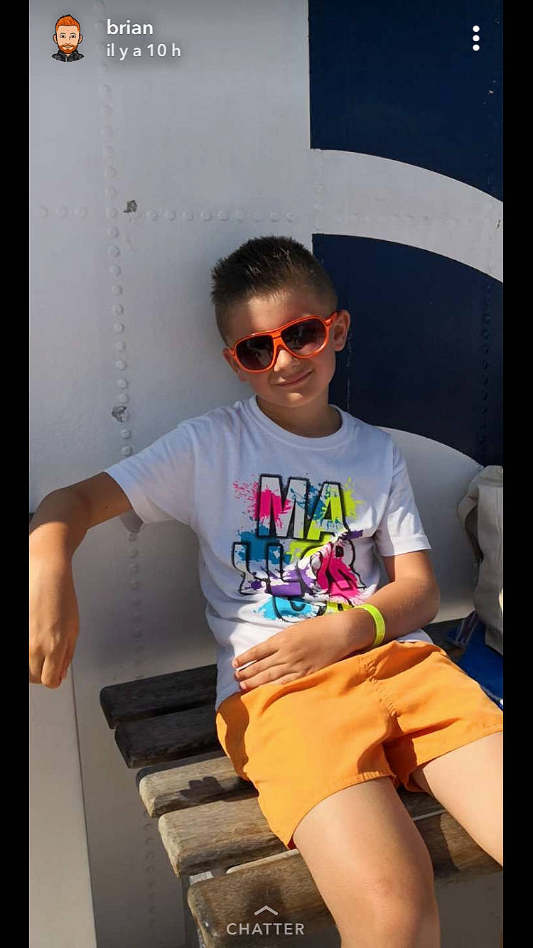 Lucas a rejoint le concours — aidez-le/la à gagner de superbes lots ! arm, boy, child, cool, day, eyewear, finger, fun, girl, glasses, hand, male, muscle, person, product, sitting, smile, sunglasses, t_shirt, toddler