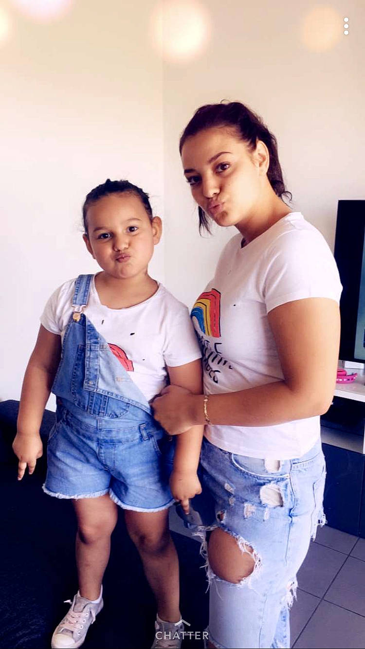 Laura a rejoint le concours — aidez-le/la à gagner de superbes lots ! arm, child, daughter, denim, friendship, fun, gesture, happy, jeans, leg, people, person, photography, shorts, shoulder, smile, t_shirt, thigh, toddler