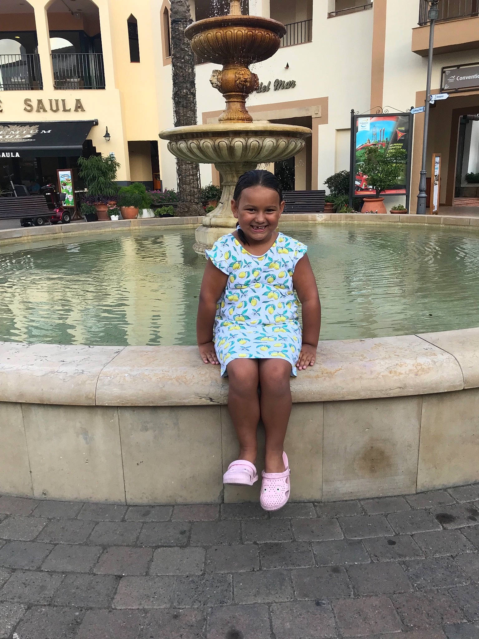 Laura participe au concours pour gagner de l'argent avec cette photo : fun, joy, leisure, person, shorts, smile, snapshot, summer, temple, tourism, travel, vacation, water