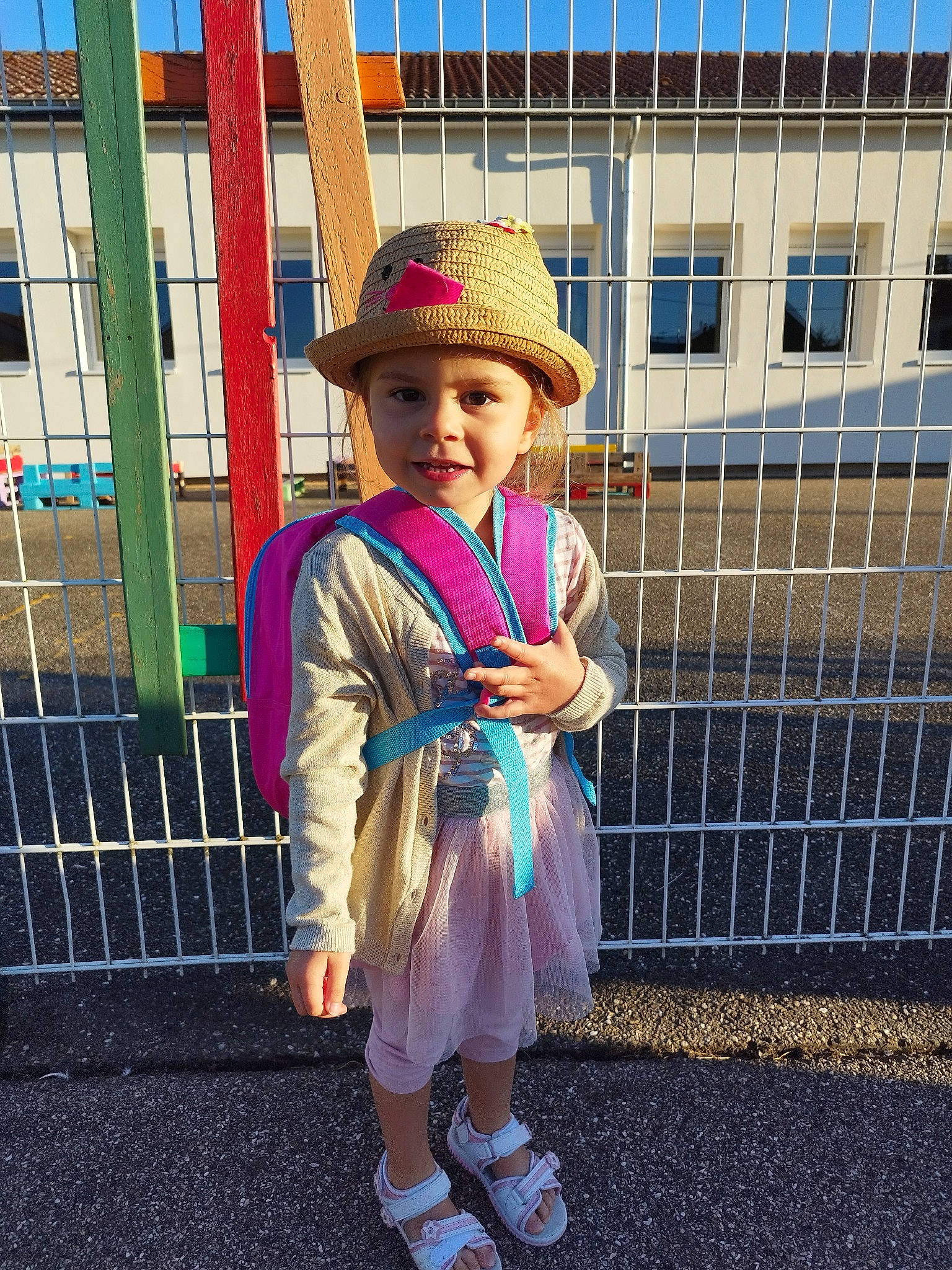 Lisa participe au concours pour gagner de l'argent avec cette photo : boot, child, city, costume_hat, electric_blue, eyewear, fence, footwear, fun, hat, headgear, headwear, leisure, line, magenta, pattern, person, pink, sidewalk, sun_hat