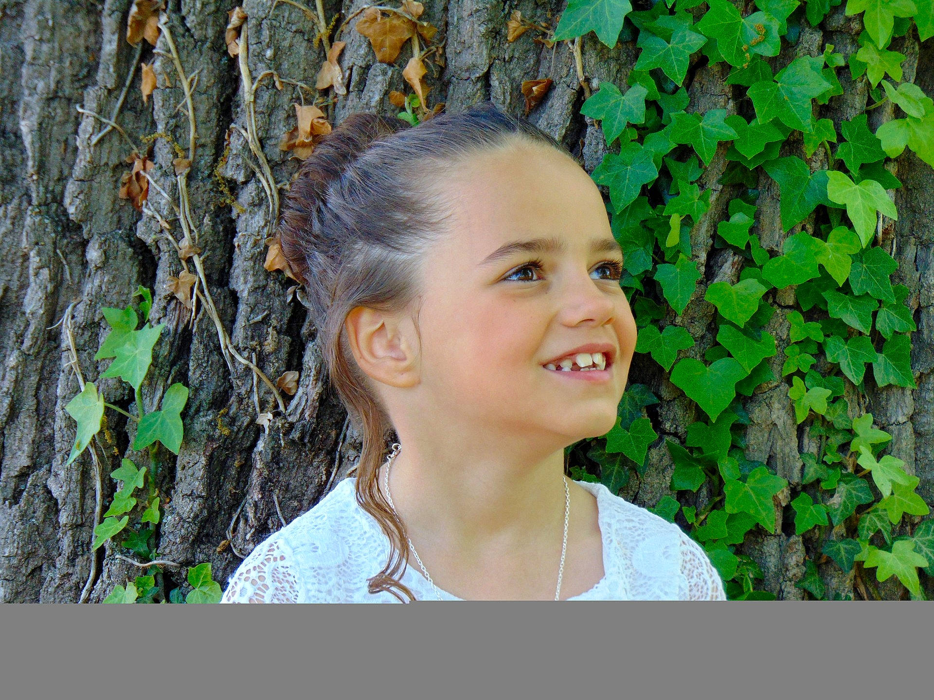 Lou-ann participe au concours pour gagner de l'argent avec cette photo : child, emotion, eye, facial_expression, girl, grass, green, hairstyle, happiness, head, joy, leaf, person, plant, portrait, portrait_photography, smile, tree