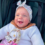Elsa a rejoint le concours — aidez-le/la à gagner de superbes lots ! baby, child, smiling, headband, knit_sweater, pacifier, toy, stroller, happy, cute, infant, outdoor, warm_clothing, face, portrait, person, cozy, colorful, pink, white