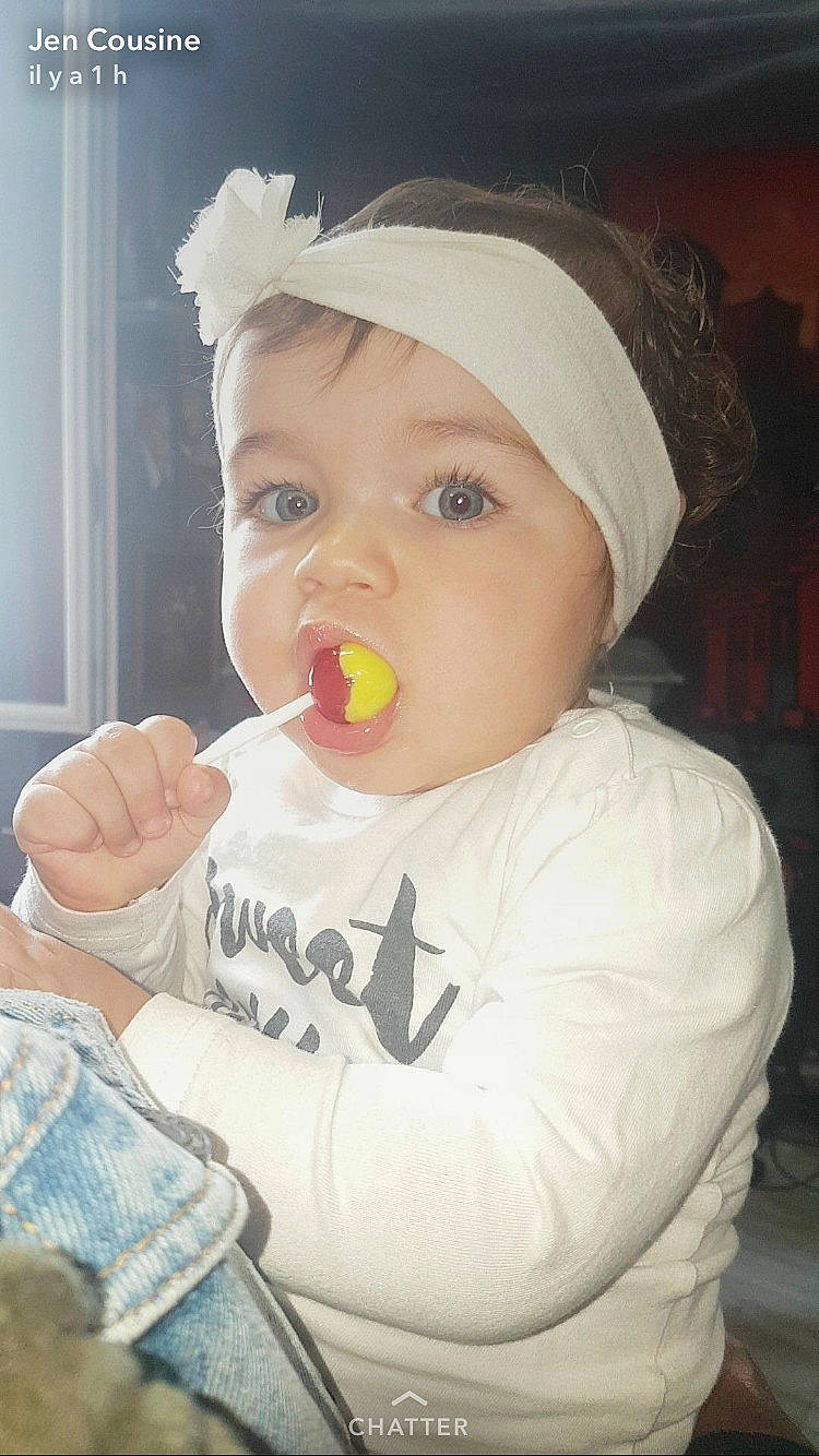 Mila participe au concours pour gagner de l'argent avec cette photo : cap, cheek, child, cool, face, forehead, girl, hair_accessory, head, headgear, infant, nose, person, product, toddler