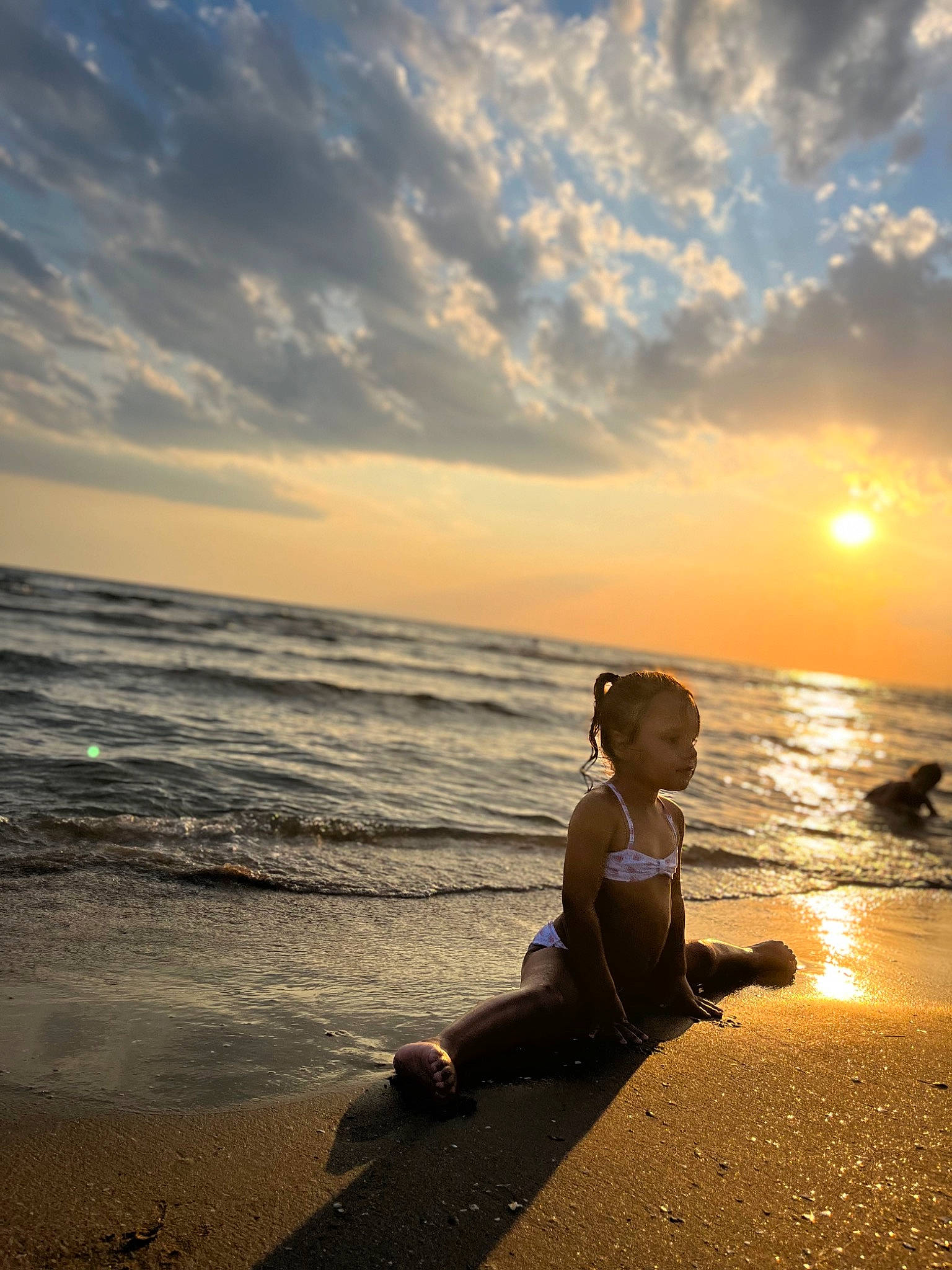 Serena a rejoint le concours — aidez-le/la à gagner de superbes lots ! afterglow, astronomical_object, beach, cloud, dusk, flash_photography, happy, horizon, landscape, leisure, people_in_nature, people_on_beach, person, sky, sun, sunlight, sunrise, sunset, water, wind_wave