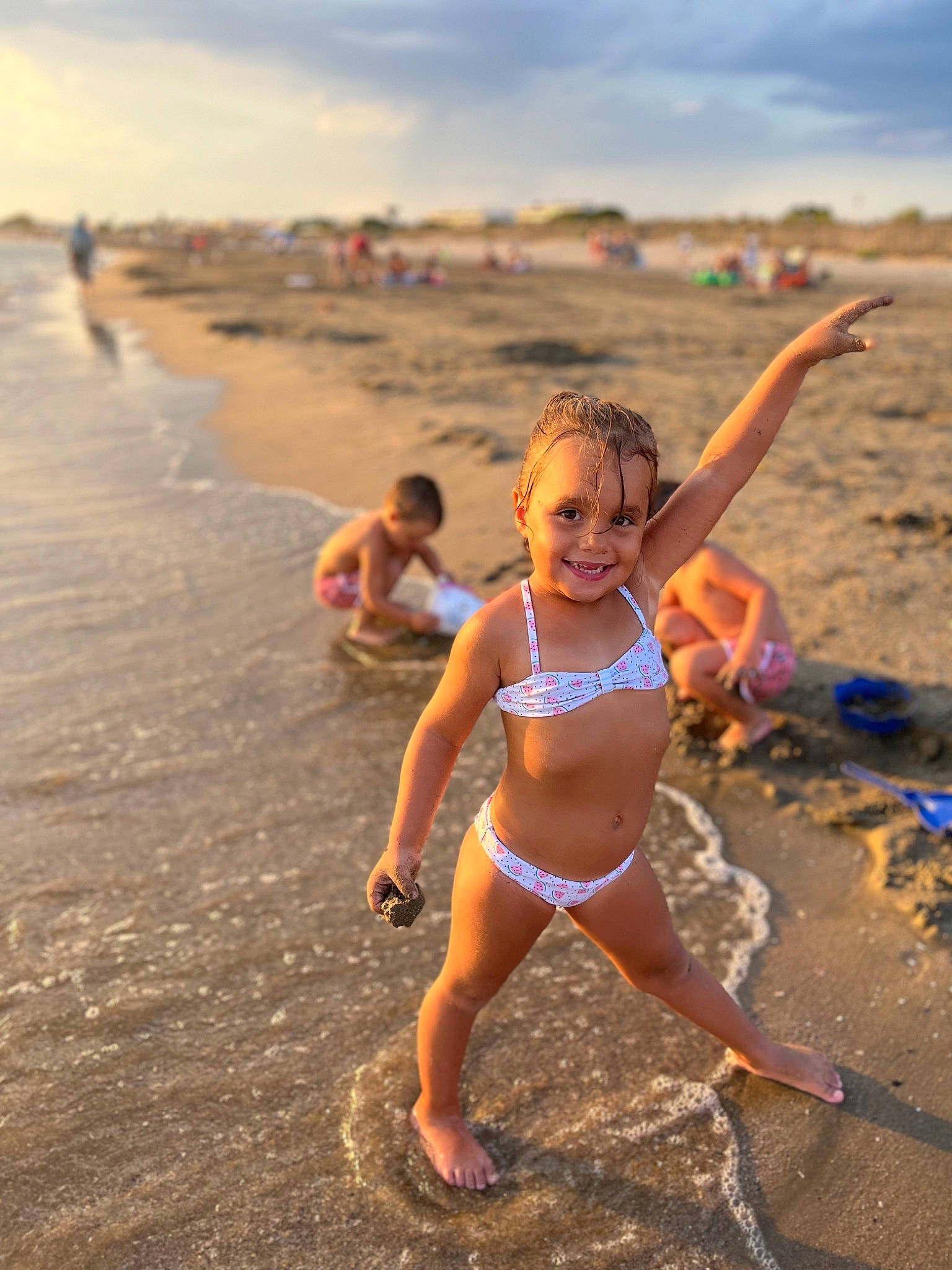 Serena a rejoint le concours — aidez-le/la à gagner de superbes lots ! beach, brassiere, cloud, fun, happy, human_leg, joy, people_in_nature, people_on_beach, person, shore, sky, summer, swimsuit_bottom, swimsuit_top, swimwear, thigh, toddler, under_exposed, undergarment