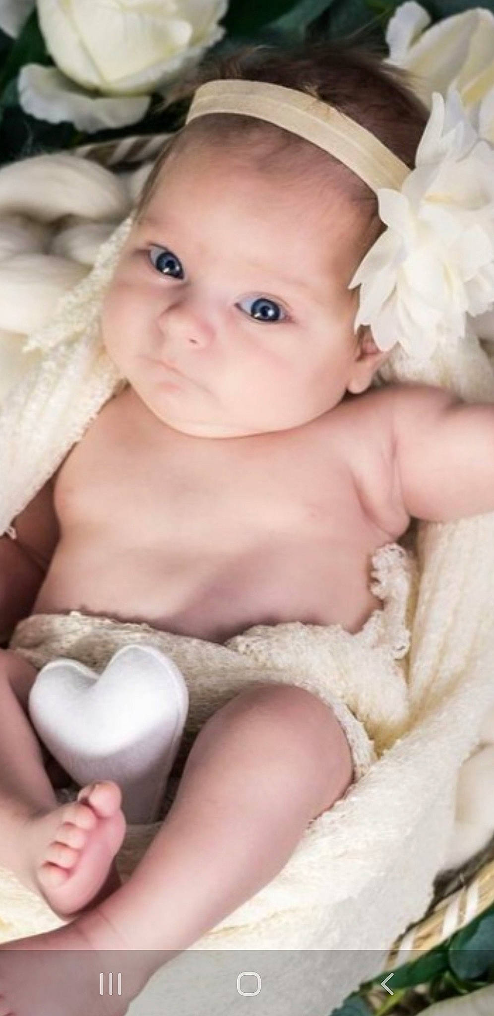 Rose a rejoint le concours — aidez-le/la à gagner de superbes lots ! baby, baby_toddler_clothing, cheek, chest, child, comfort, finger, hair_accessory, headpiece, human, iris, lip, love, nose, organ, person, sitting, skin, stomach, toddler