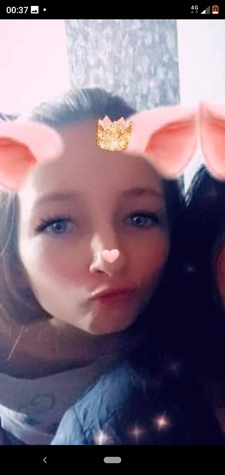 Laura a rejoint le concours — aidez-le/la à gagner de superbes lots ! beauty, black_hair, cheek, child, chin, cool, ear, eye, eyebrow, eyelash, face, forehead, hair, head, lip, nose, person, photography, pink, selfie