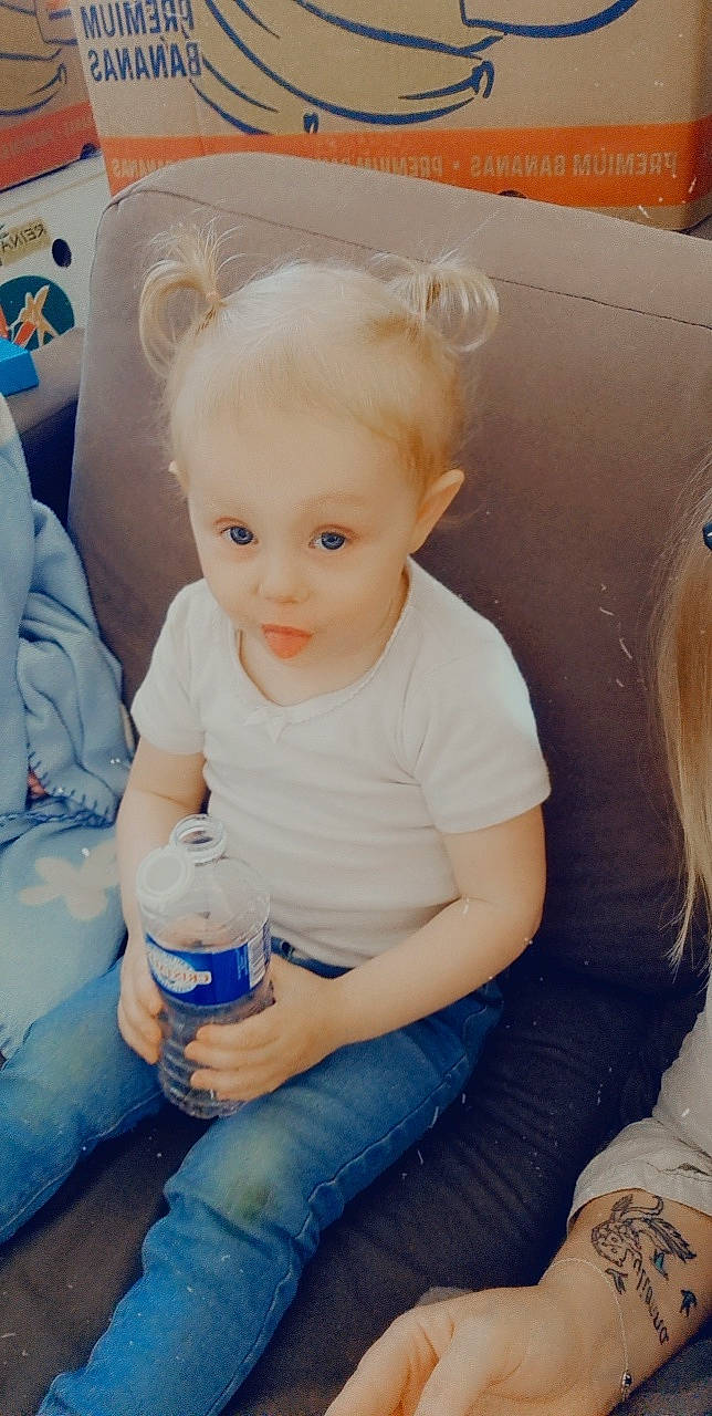 Lylionna participe au concours pour gagner de l'argent avec cette photo : baby, baby_toddler_clothing, cheek, child, cool, denim, electric_blue, finger, fun, happy, iris, jeans, knee, mouth, person, sitting, skin, sleeve, smile, toddler