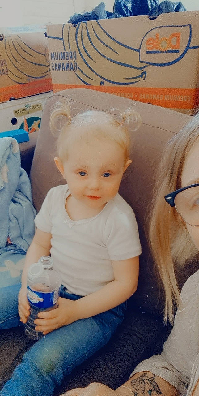 Lylionna a rejoint le concours — aidez-le/la à gagner de superbes lots ! baby, baby_toddler_clothing, blue, cheek, child, drinkware, electric_blue, finger, fun, happy, mouth, person, plastic_bottle, product, sitting, skin, smile, t_shirt, toddler, water_bottle