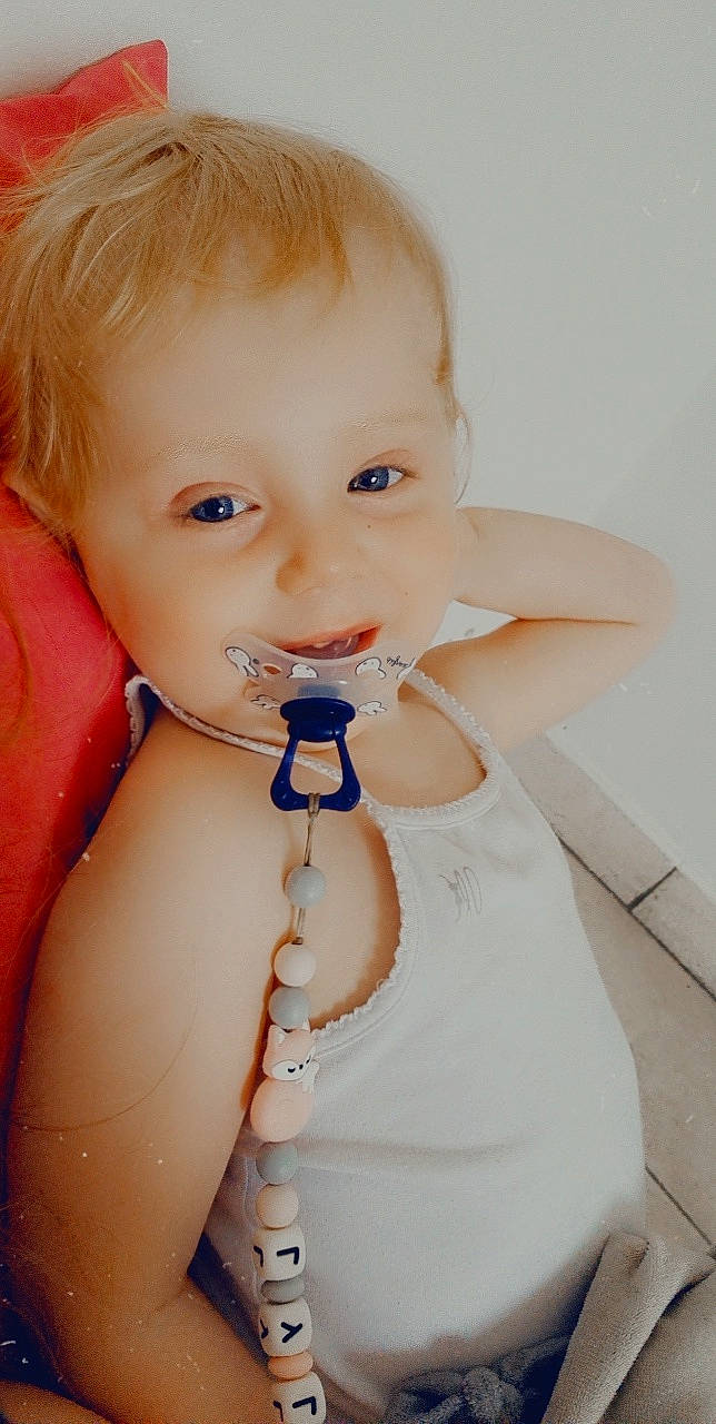 Lylionna participe au concours pour gagner de l'argent avec cette photo : arm, azure, baby_toddler_clothing, chest, dress, eyelash, finger, flash_photography, gesture, hand, happy, human_body, joint, lip, nail, neck, person, shoulder, skin, toddler