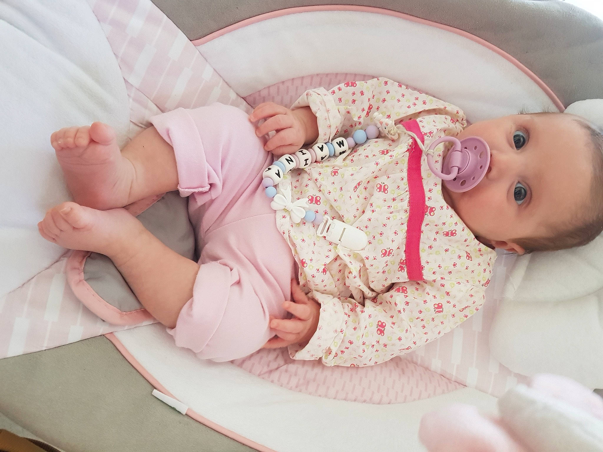 Maïna participe au concours pour gagner de l'argent avec cette photo : arm, baby, baby_safety, baby_sleeping, baby_toddler_clothing, cheek, comfort, eye, finger, hand, head, headgear, human_body, leg, linens, person, pink, skin, sleeve, textile