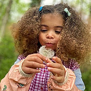 Maya a rejoint le concours — aidez-le/la à gagner de superbes lots ! child, curly_hair, dandelion, flower, outdoor, nature, greenery, jacket, pink_shirt, hair_clips, hands, portrait, young_girl, playing, casual_clothing, fall, soft_light, closeup, cute, curious