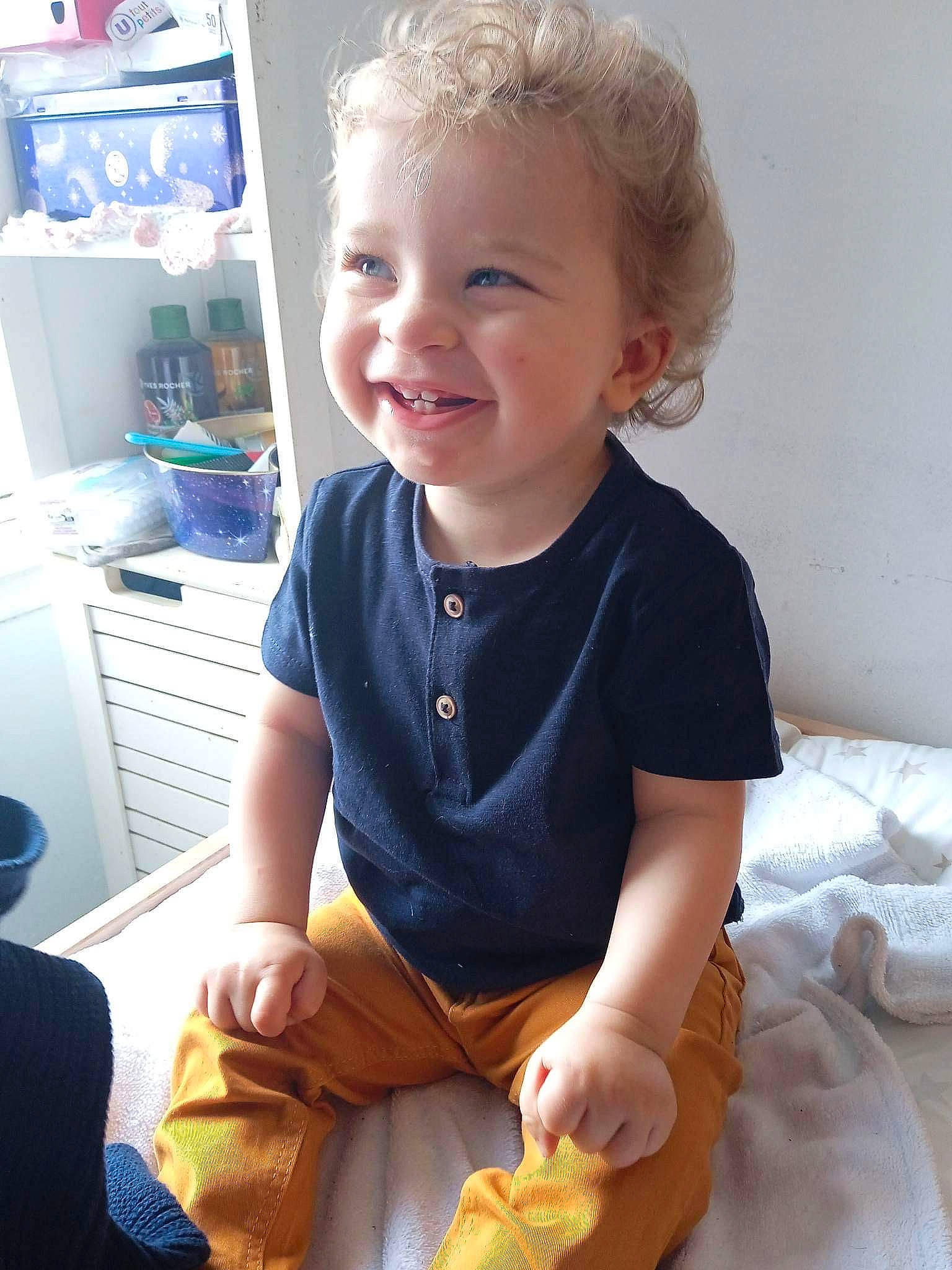 Fabio a rejoint le concours — aidez-le/la à gagner de superbes lots ! arm, baby, baby_toddler_clothing, blond, cheek, child, comfort, electric_blue, hair, happy, human_body, iris, joy, person, product, sitting, skin, sleeve, smile, t_shirt