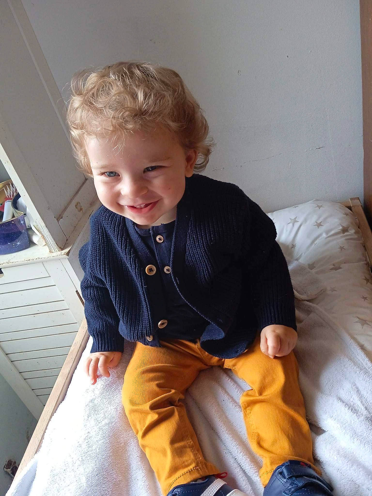 Fabio a rejoint le concours — aidez-le/la à gagner de superbes lots ! baby_toddler_clothing, blond, child, comfort, electric_blue, fun, happy, human_leg, iris, jewellery, joint, joy, knee, person, shoulder, sitting, sleeve, smile, t_shirt, thigh