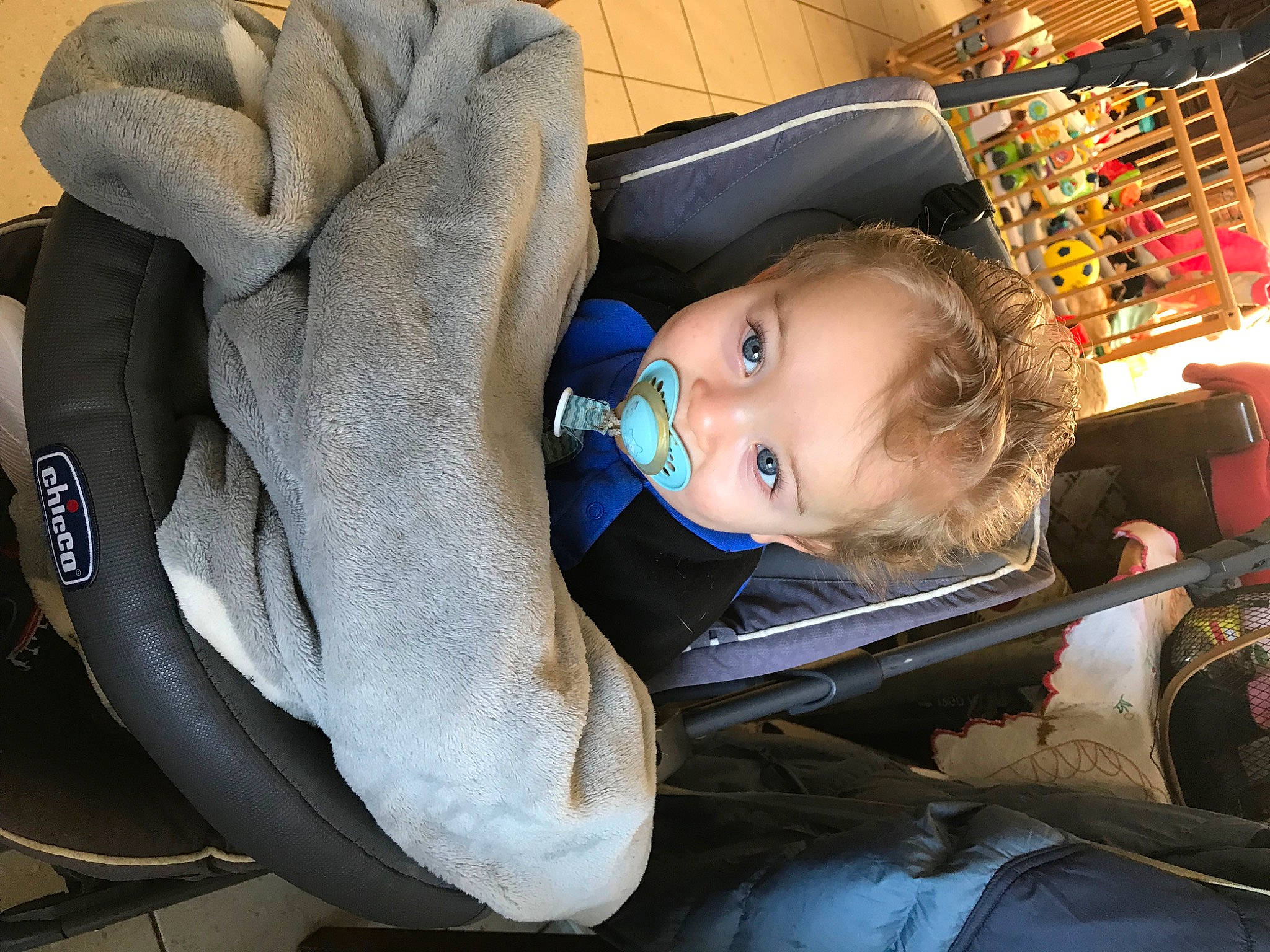 Fabio participe au concours pour gagner de l'argent avec cette photo : auto_part, baby, baby_carriage, baby_in_car_seat, baby_products, baby_safety, baby_toddler_clothing, car_seat, chair, child, comfort, fashion_accessory, hat, headgear, helmet, person, personal_protective_equipment, seat_belt, sitting, steering_wheel
