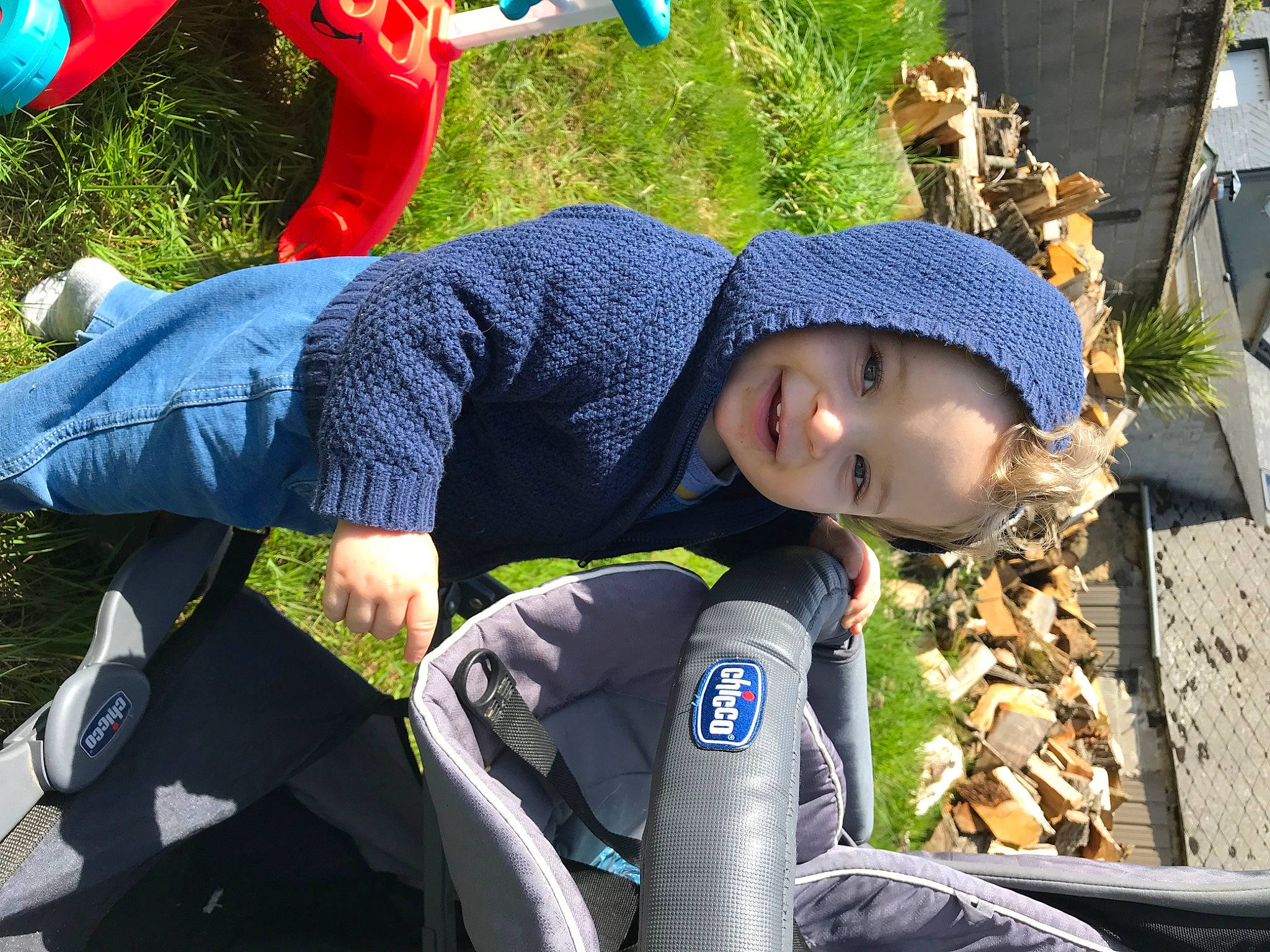 Fabio participe au concours pour gagner de l'argent avec cette photo : baby_products, blue, child, electric_blue, fun, grass, green, joy, leisure, person, personal_protective_equipment, plant, recreation, spring, textile, toddler, tree, yellow