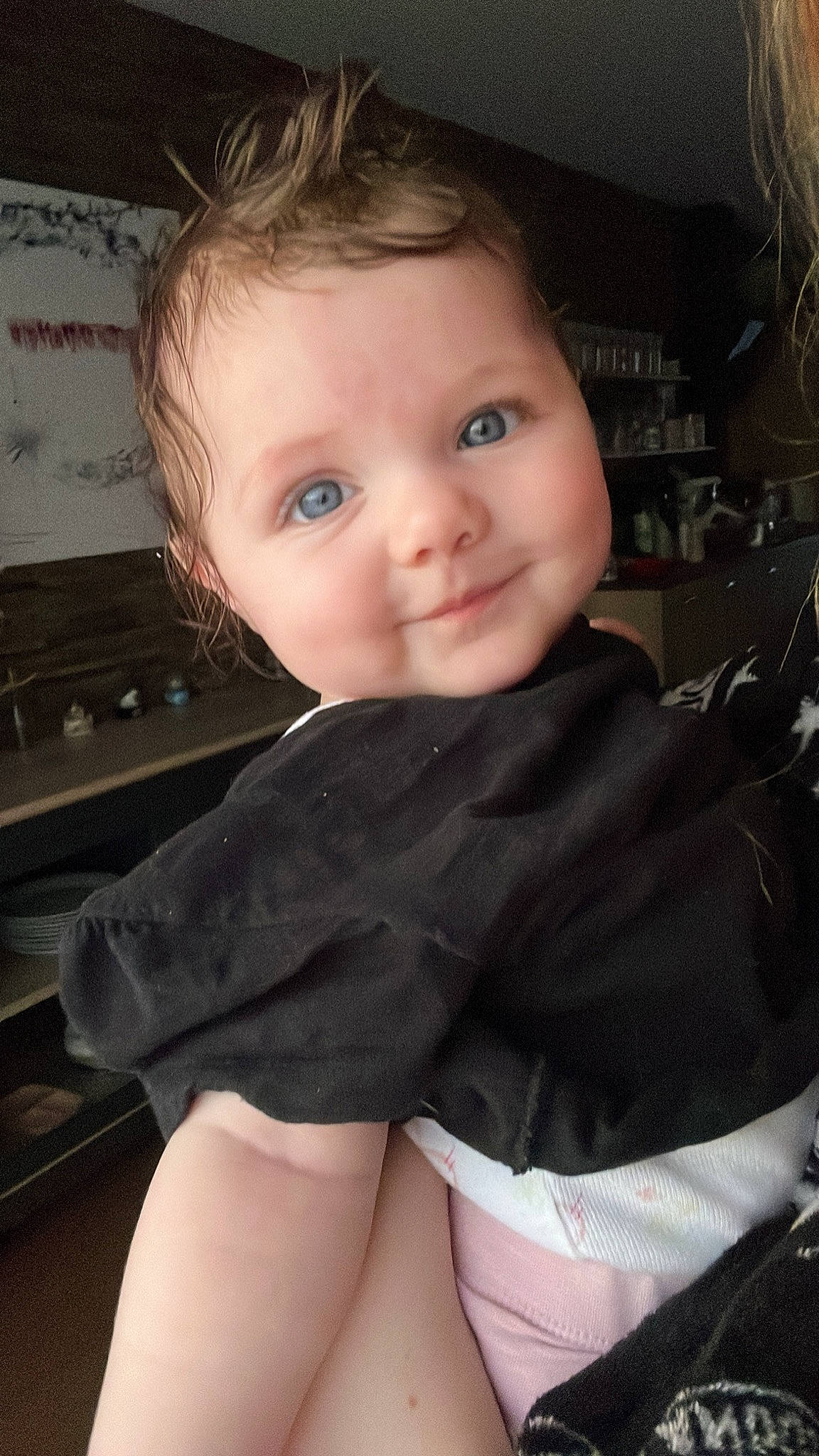 Emma a rejoint le concours — aidez-le/la à gagner de superbes lots ! baby_toddler_clothing, black_hair, cheek, cool, eye, eyebrow, eyelash, flash_photography, hair, hairstyle, head, iris, joy, leg, lip, nose, person, skin, sleeve, smile