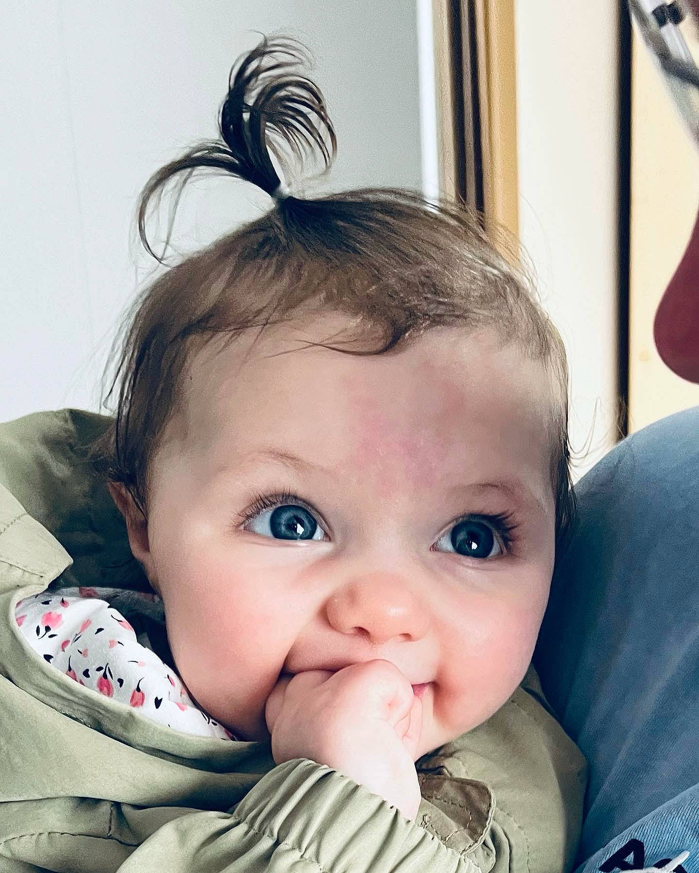 Emma participe au concours pour gagner de l'argent avec cette photo : baby, baby_toddler_clothing, blue, cheek, comfort, ear, eye, eyebrow, eyelash, hair, hairstyle, happy, head, human_body, iris, lip, nose, person, skin, toddler