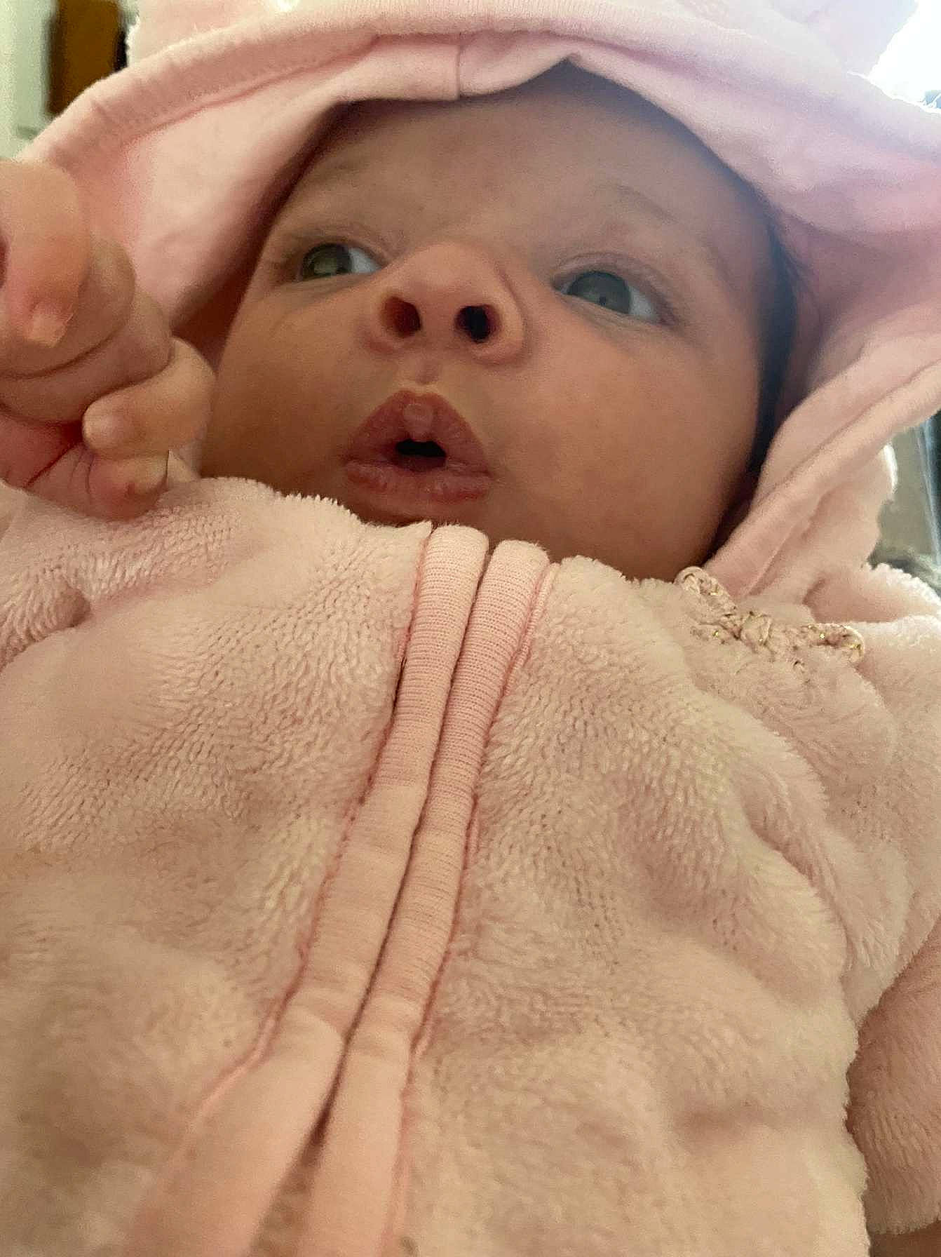 Lylia a rejoint le concours — aidez-le/la à gagner de superbes lots ! baby, cheek, chin, comfort, eyebrow, eyelash, face, facial_expression, finger, forehead, gesture, lip, mouth, nose, person, pink, skin, sleeve, smile, textile