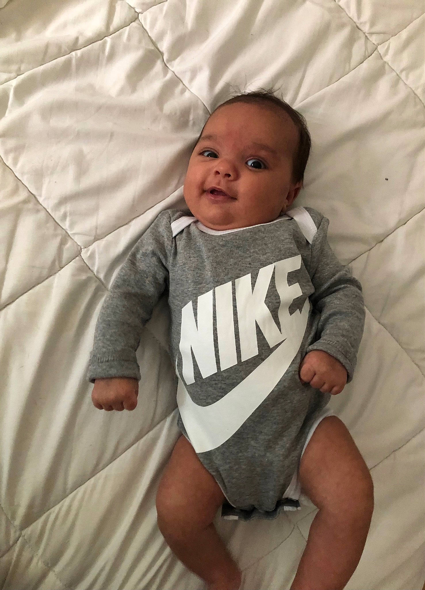 Lylia a rejoint le concours — aidez-le/la à gagner de superbes lots ! baby, baby_toddler_clothing, cheek, chin, comfort, eye, eyebrow, face, finger, flash_photography, grey, happy, head, mammal, mouth, nose, person, skin, sleeve, smile