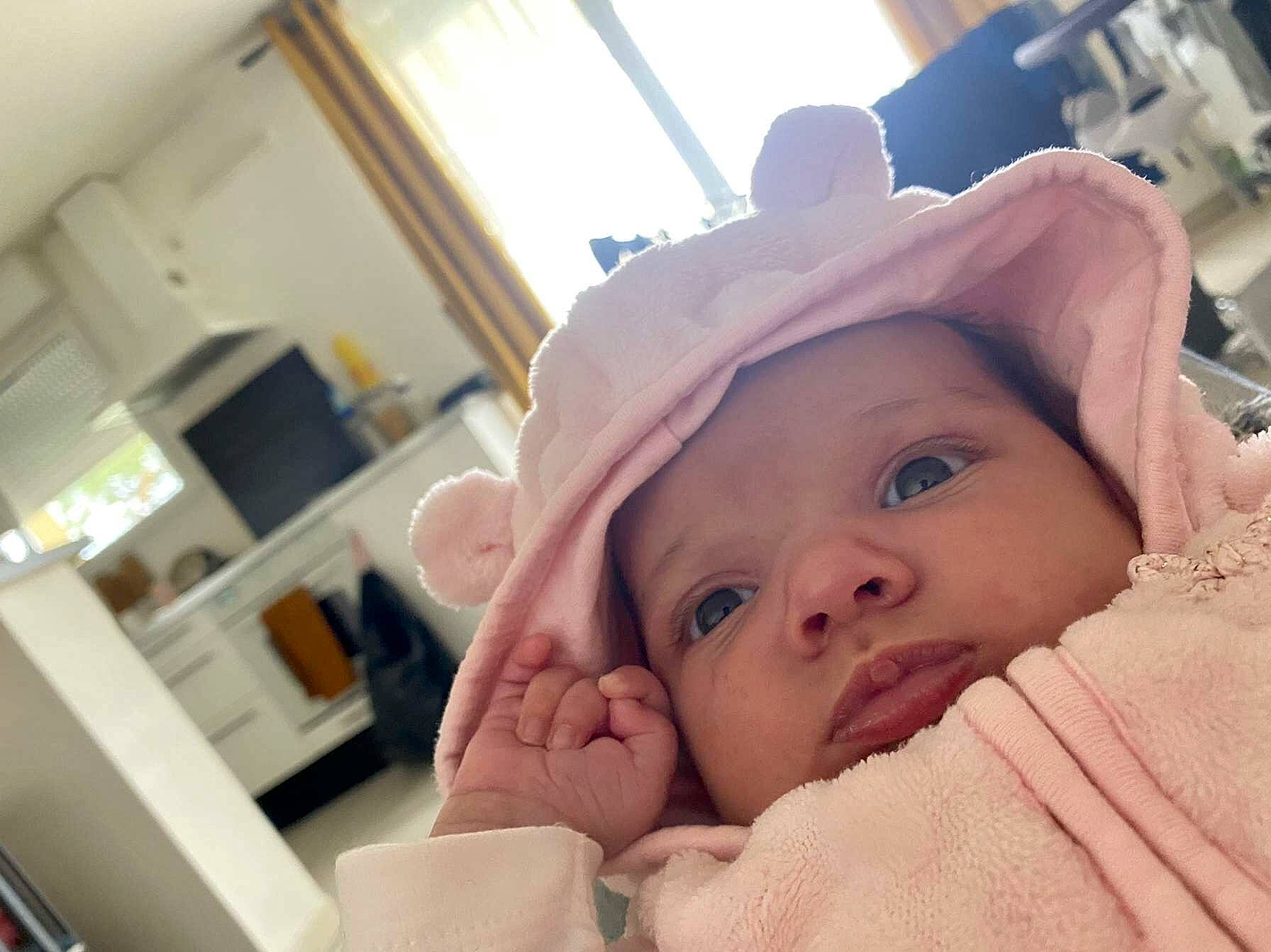 Lylia a rejoint le concours — aidez-le/la à gagner de superbes lots ! baby, baby_toddler_clothing, cap, cheek, child, comfort, ear, eyelash, fashion_accessory, finger, fun, happy, hat, headwear, iris, linens, lip, nose, person, skin