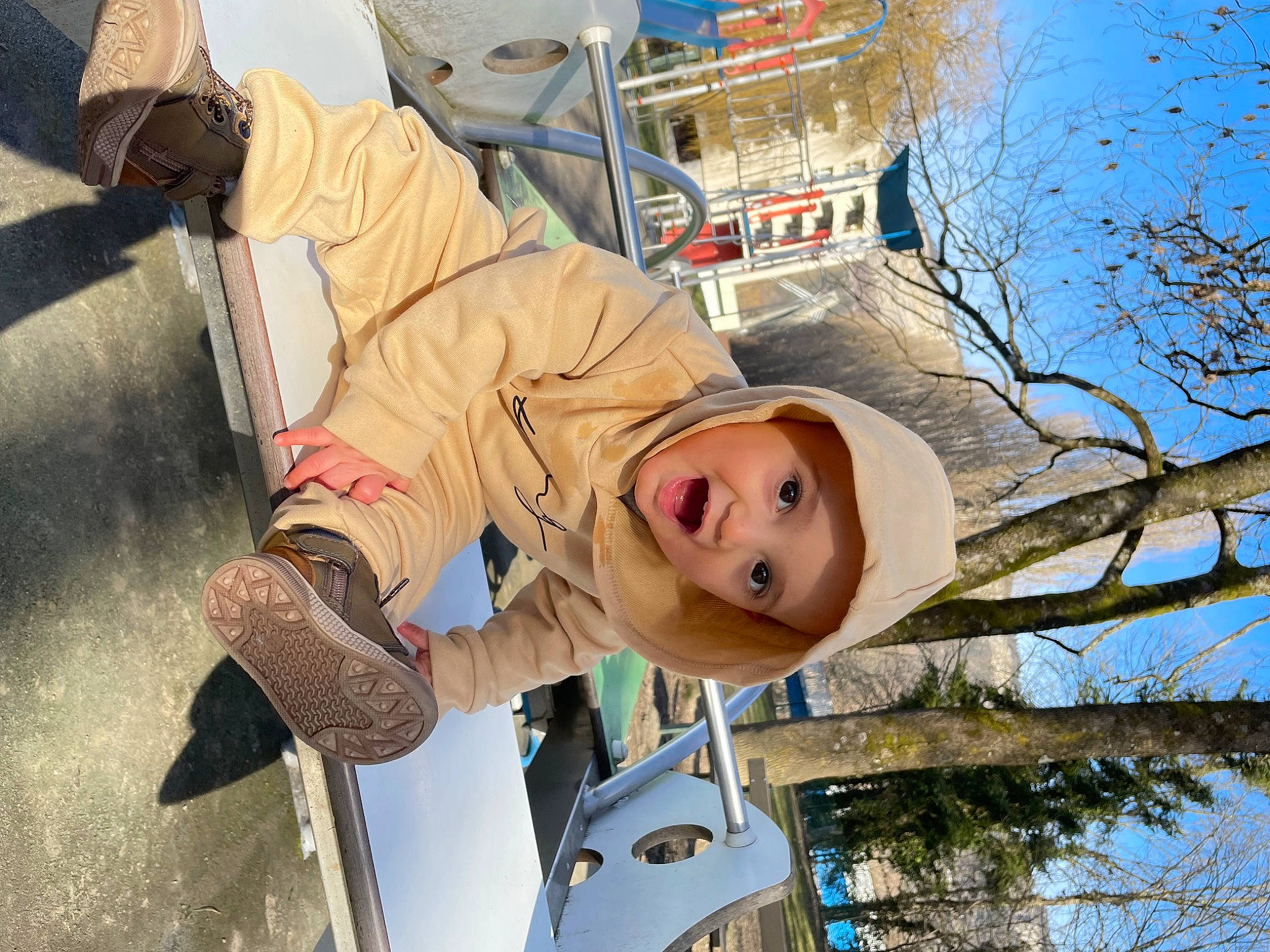 Issam a rejoint le concours — aidez-le/la à gagner de superbes lots ! child, freezing, fun, glove, happy, headwear, leisure, person, photograph, plant, recreation, sky, smile, snapshot, surprise, toddler, travel, tree, twig, water