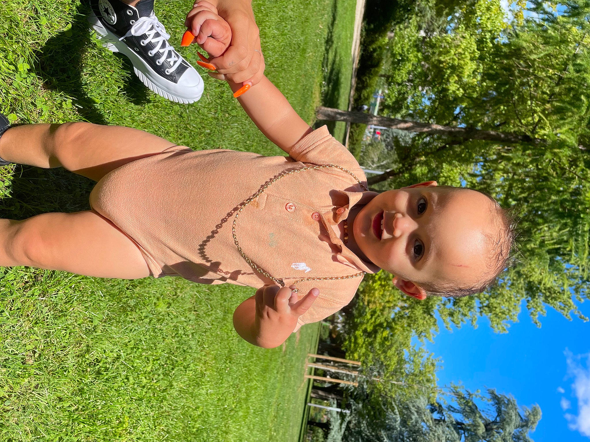 Issam participe au concours pour gagner de l'argent avec cette photo : cool, fun, gesture, grass, green, happy, human_body, human_leg, joint, knee, leisure, people_in_nature, person, plant, shorts, smile, sock, sportswear, summer, thigh