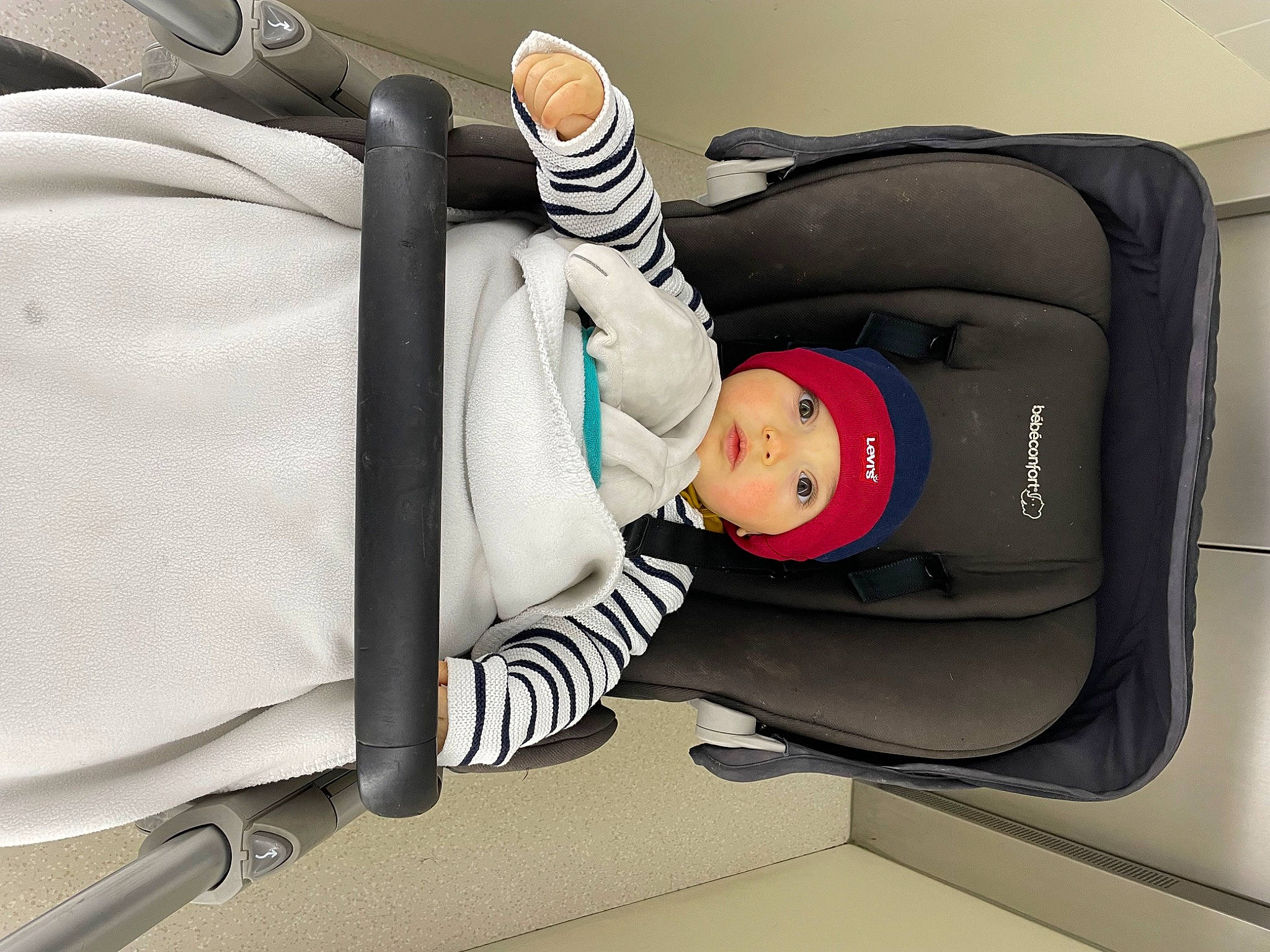 Issam participe au concours pour gagner de l'argent avec cette photo : auto_part, automotive_design, baby, baby_carriage, baby_in_car_seat, baby_products, baby_safety, baby_sleeping, baby_toddler_clothing, bag, car_seat, child, comfort, head_restraint, headwear, luxury_vehicle, motor_vehicle, person, personal_luxury_car, toddler