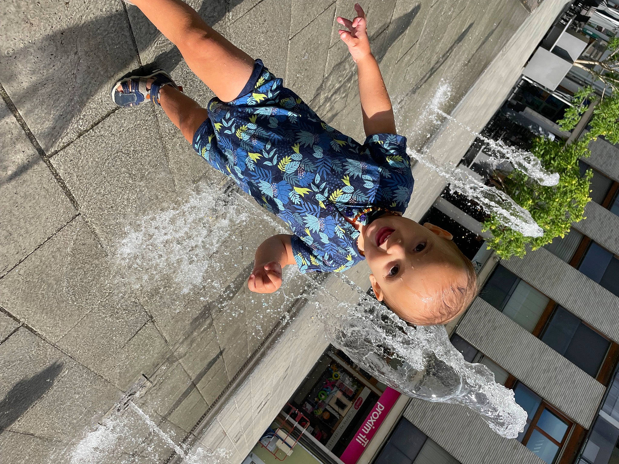 Issam participe au concours pour gagner de l'argent avec cette photo : child, city, concrete, fun, happy, human_leg, joy, leisure, pattern, person, reflection, shadow, street, t_shirt, thigh, tree, water