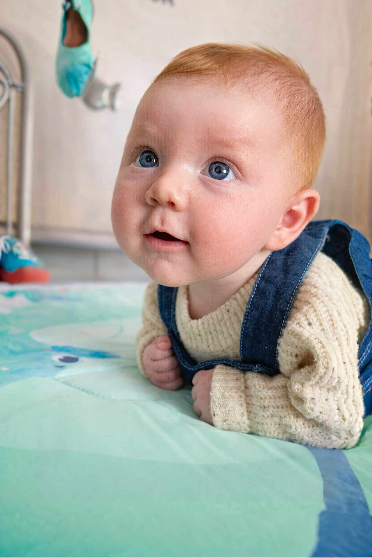 Marceau a rejoint le concours — aidez-le/la à gagner de superbes lots ! baby, child, blue_eyes, red_hair, denim_overalls, cream_sweater, blanket, bed, indoor, cute, infant, portrait, closeup, soft_lighting, curious, young_child, baby_face, toddler, cozy, home