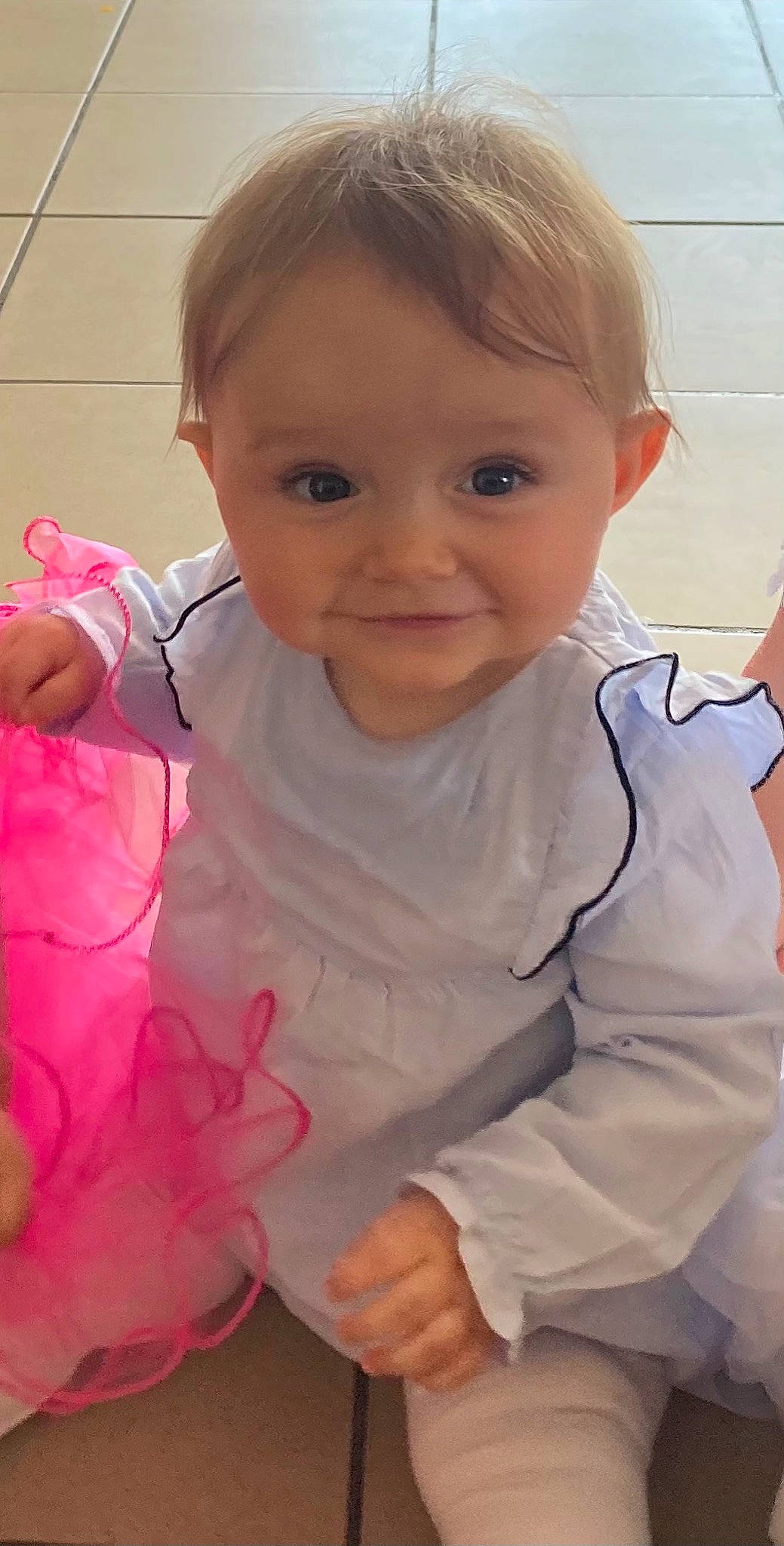 Louane participe au concours pour gagner de l'argent avec cette photo : arm, baby_toddler_clothing, cheek, dress, facial_expression, gesture, hair, hand, happy, human_body, iris, joint, joy, lip, mouth, neck, nose, person, skin, sleeve