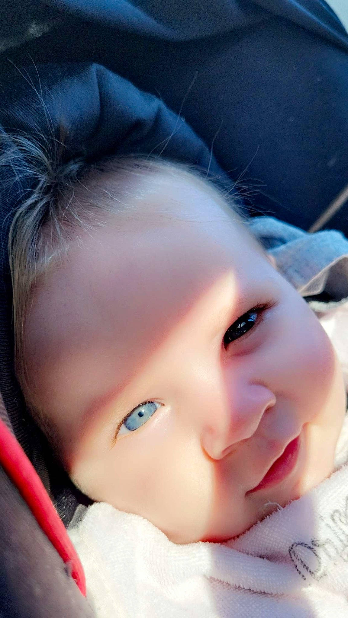 Juliana a rejoint le concours — aidez-le/la à gagner de superbes lots ! baby, black_hair, cheek, chin, ear, eye, eyebrow, eyelash, face, facial_expression, flash_photography, forehead, happy, head, iris, lip, mouth, nose, person, skin