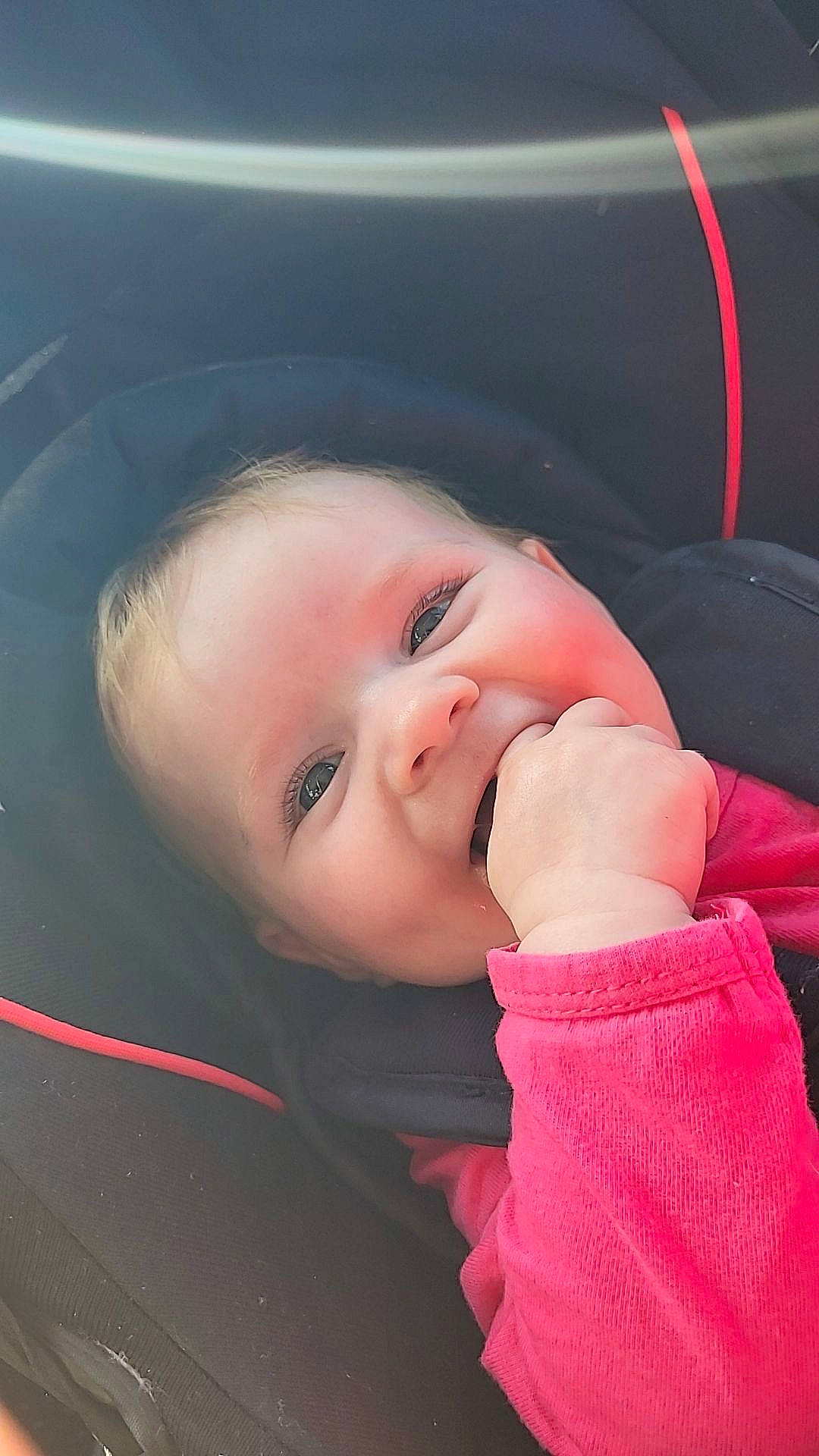 Juliana participe au concours pour gagner de l'argent avec cette photo : baby, baby_toddler_clothing, cheek, chin, comfort, eye, eyebrow, eyelash, finger, flash_photography, gesture, happy, iris, lip, mouth, neck, nose, person, skin, smile