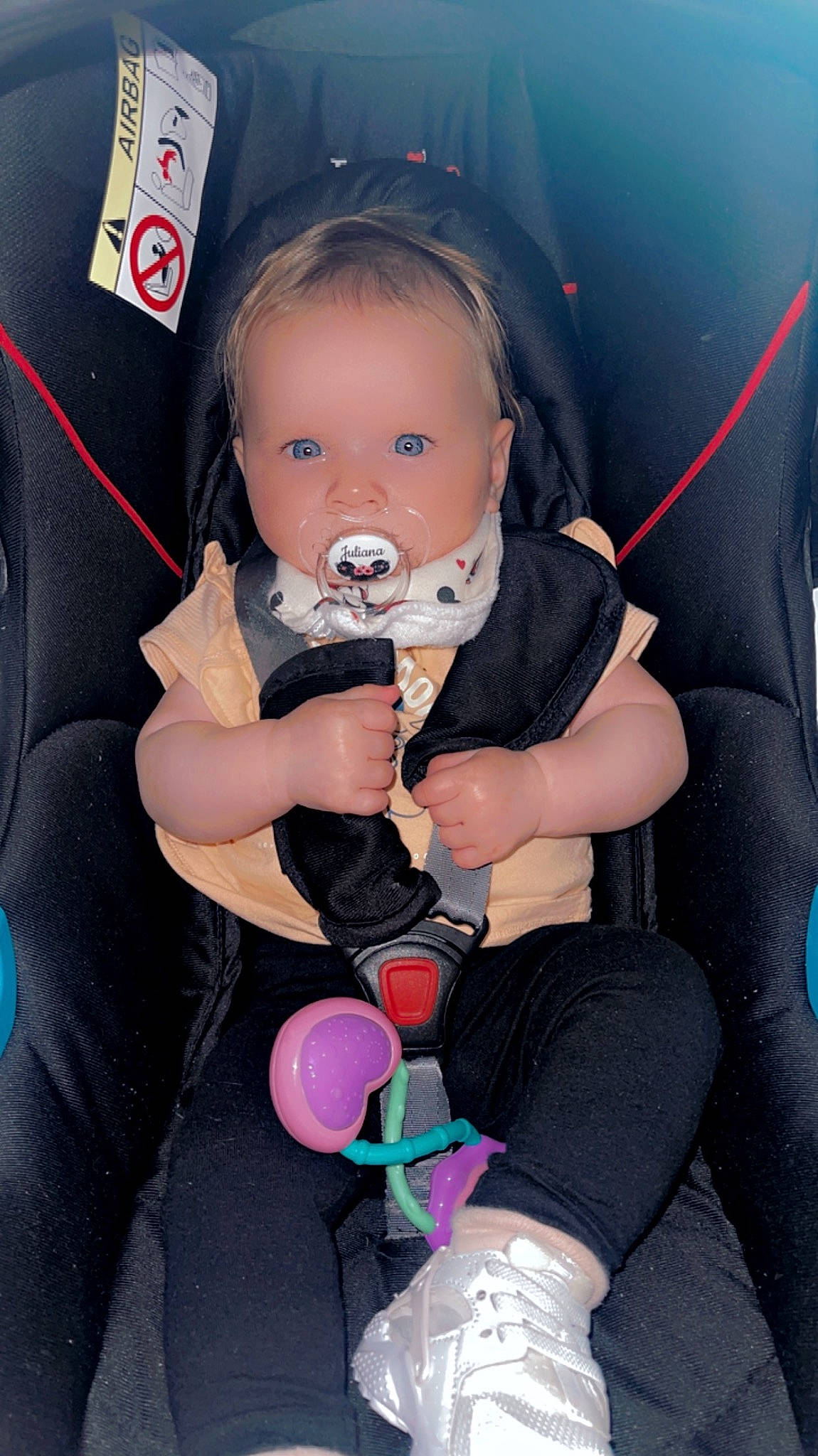 Juliana a rejoint le concours — aidez-le/la à gagner de superbes lots ! arm, auto_part, baby, baby_carriage, baby_products, car_seat, child, electric_blue, finger, fun, happy, iris, mouth, person, personal_protective_equipment, pink, sitting, skin, thigh, toddler