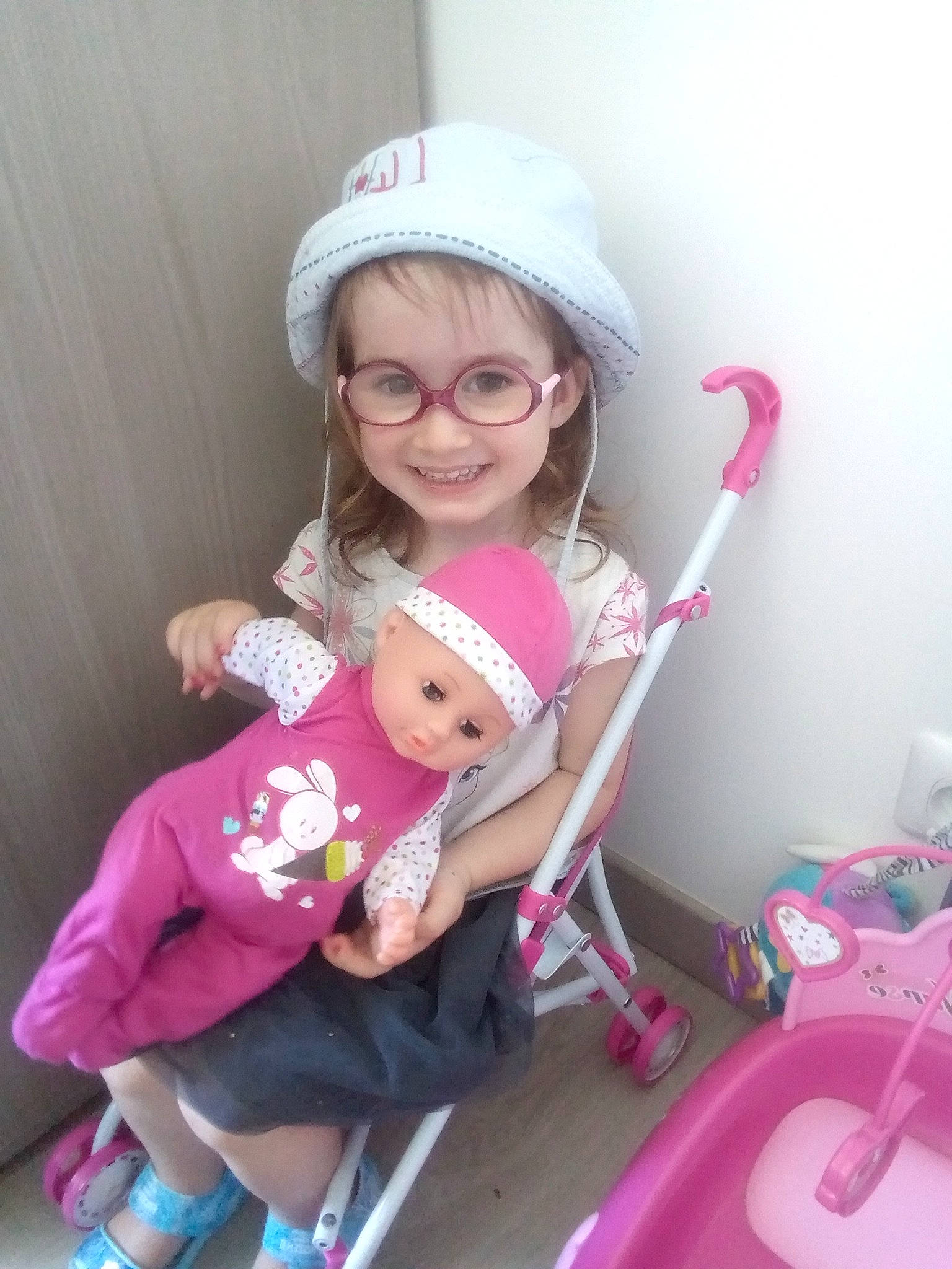Kessie participe au concours pour gagner de l'argent avec cette photo : arm, baby, baby_carriage, baby_toddler_clothing, beauty, child, eyewear, glasses, goggles, happy, headwear, human_body, joy, leg, person, pink, skin, sleeve, smile, tire