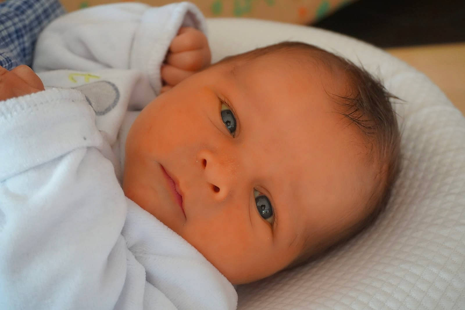 Jules a rejoint le concours — aidez-le/la à gagner de superbes lots ! baby, baby_toddler_clothing, bedtime, cheek, child, chin, comfort, eye, eyebrow, eyelash, iris, linens, lip, mouth, nose, person, portrait_photography, room, skin, toddler