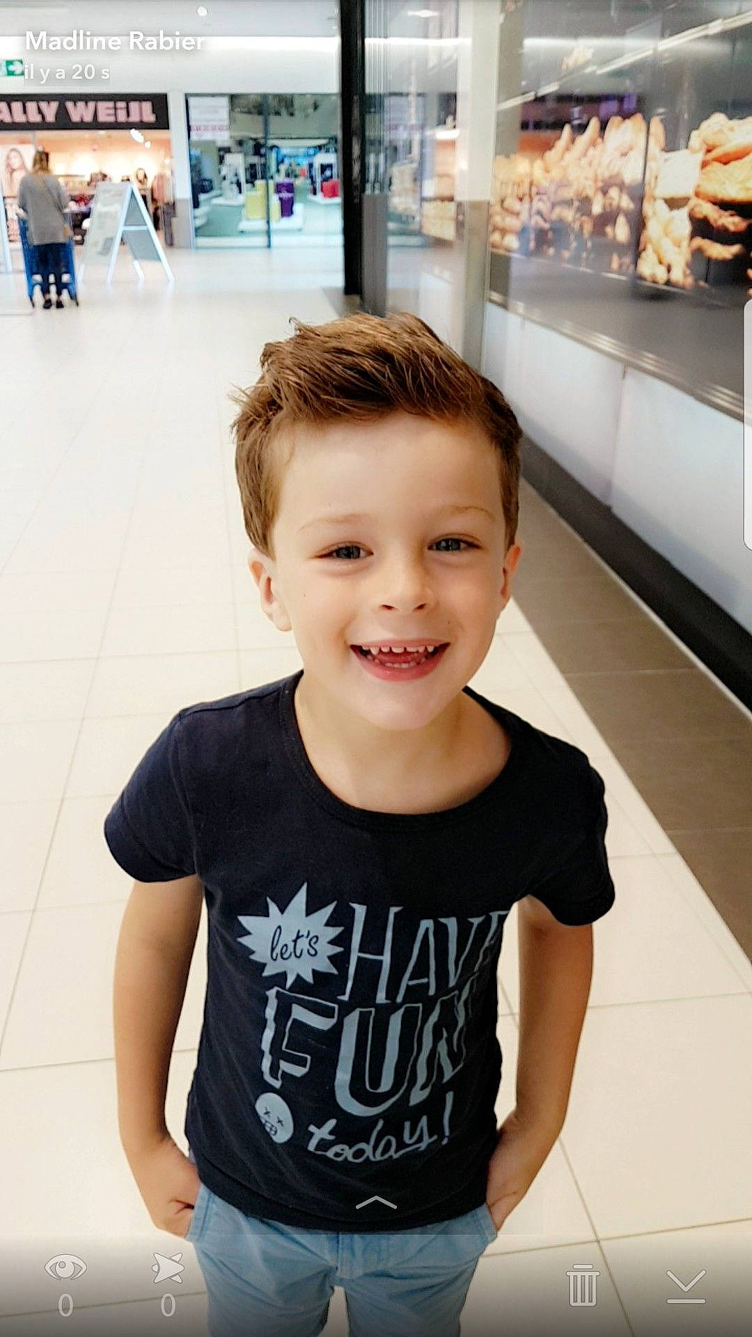 Johan a rejoint le concours — aidez-le/la à gagner de superbes lots ! boy, child, day, fun, girl, joy, person, product, shoulder, smile, snapshot, t_shirt, toddler