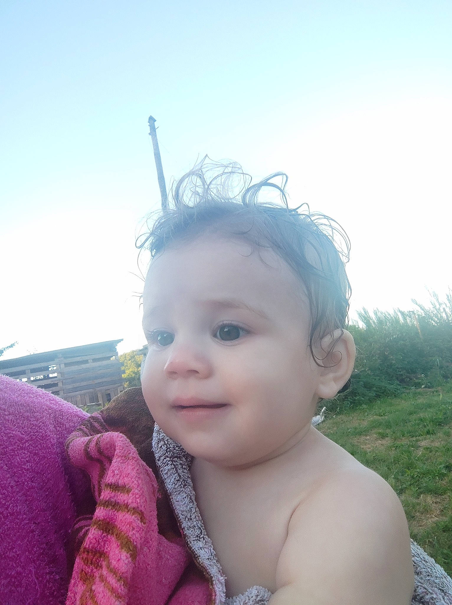 Wendy a rejoint le concours — aidez-le/la à gagner de superbes lots ! baby, baby_toddler_clothing, child, eyebrow, eyelash, eyewear, fashion_accessory, flash_photography, forehead, fun, grass, happy, headpiece, lip, neck, nose, person, skin, sky, smile