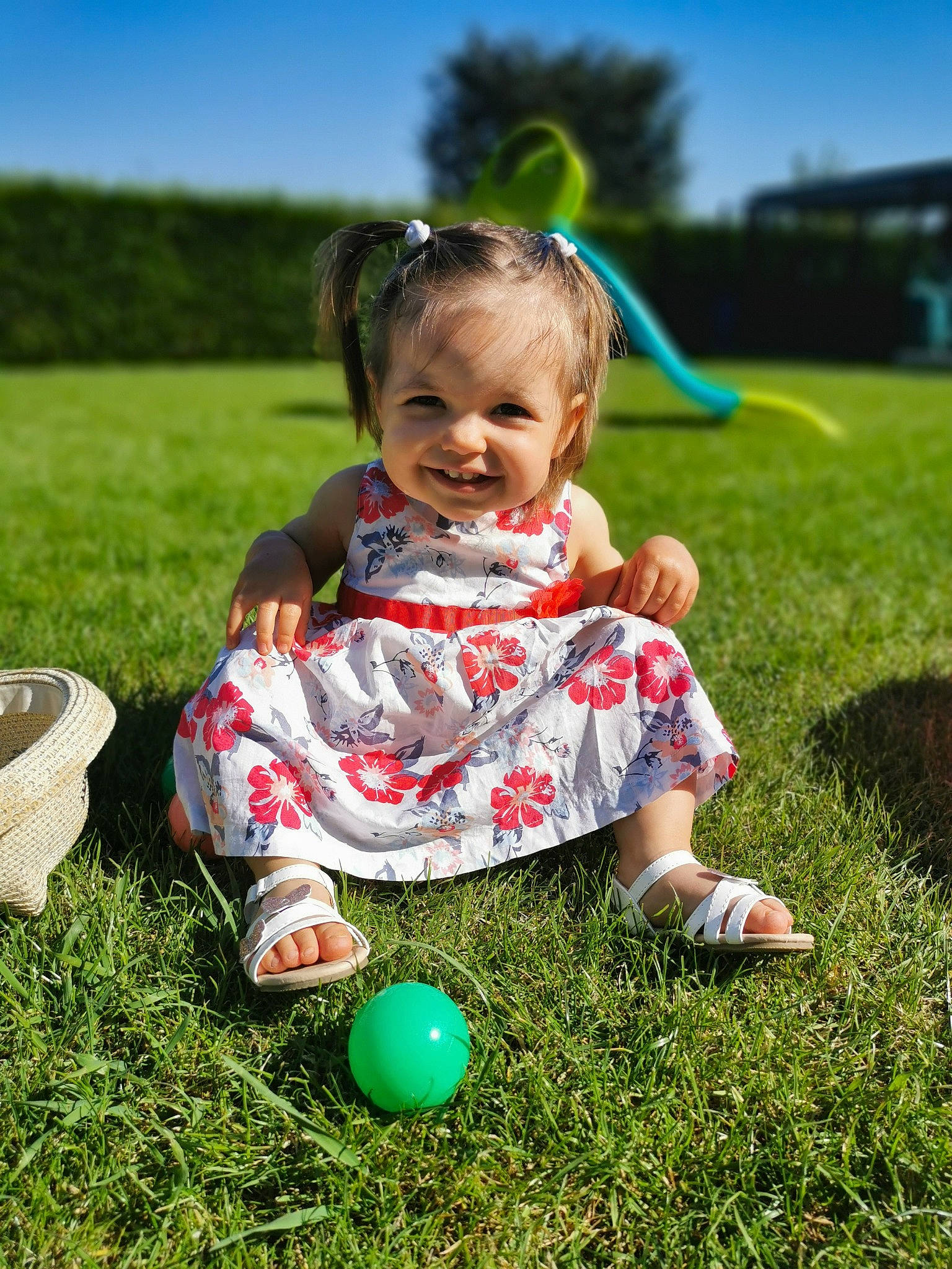 Ileana a rejoint le concours — aidez-le/la à gagner de superbes lots ! baby, ball, child, easter_egg, fun, grass, grass_family, green, holiday, lawn, meadow, person, plant, play, recreation, toddler