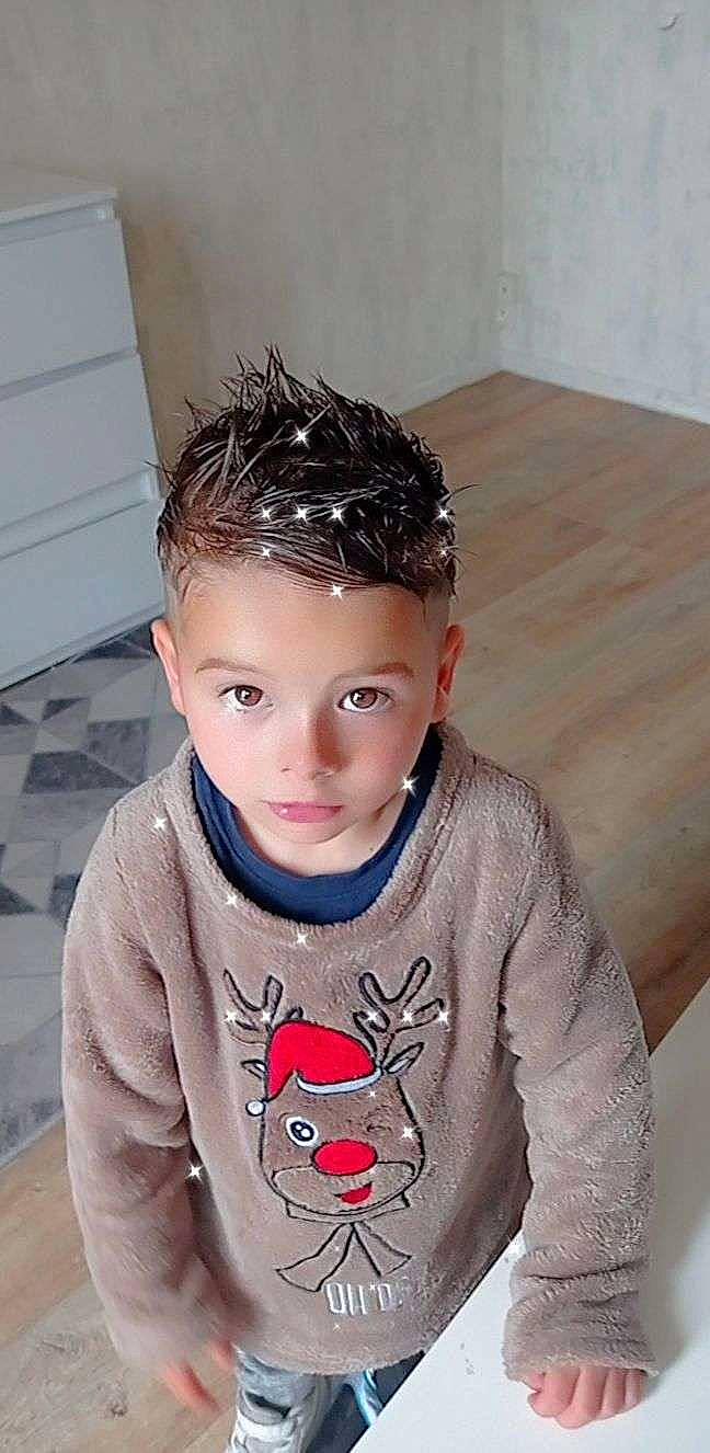 Djulian participe au concours pour gagner de l'argent avec cette photo : baby_toddler_clothing, cheek, child, electric_blue, eyelash, eyewear, fashion_accessory, fashion_design, flooring, forehead, hair_accessory, hairstyle, happy, headband, headpiece, neck, person, personal_protective_equipment, sleeve, t_shirt