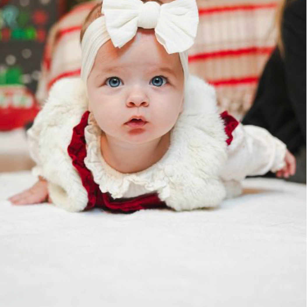 Joya a rejoint le concours — aidez-le/la à gagner de superbes lots ! accessories, baby, blonde, bonnet, clothing, costume, crawling, dress, face, formalwear, fur, hair, hat, head, headband, newborn, person, photography, portrait, tie