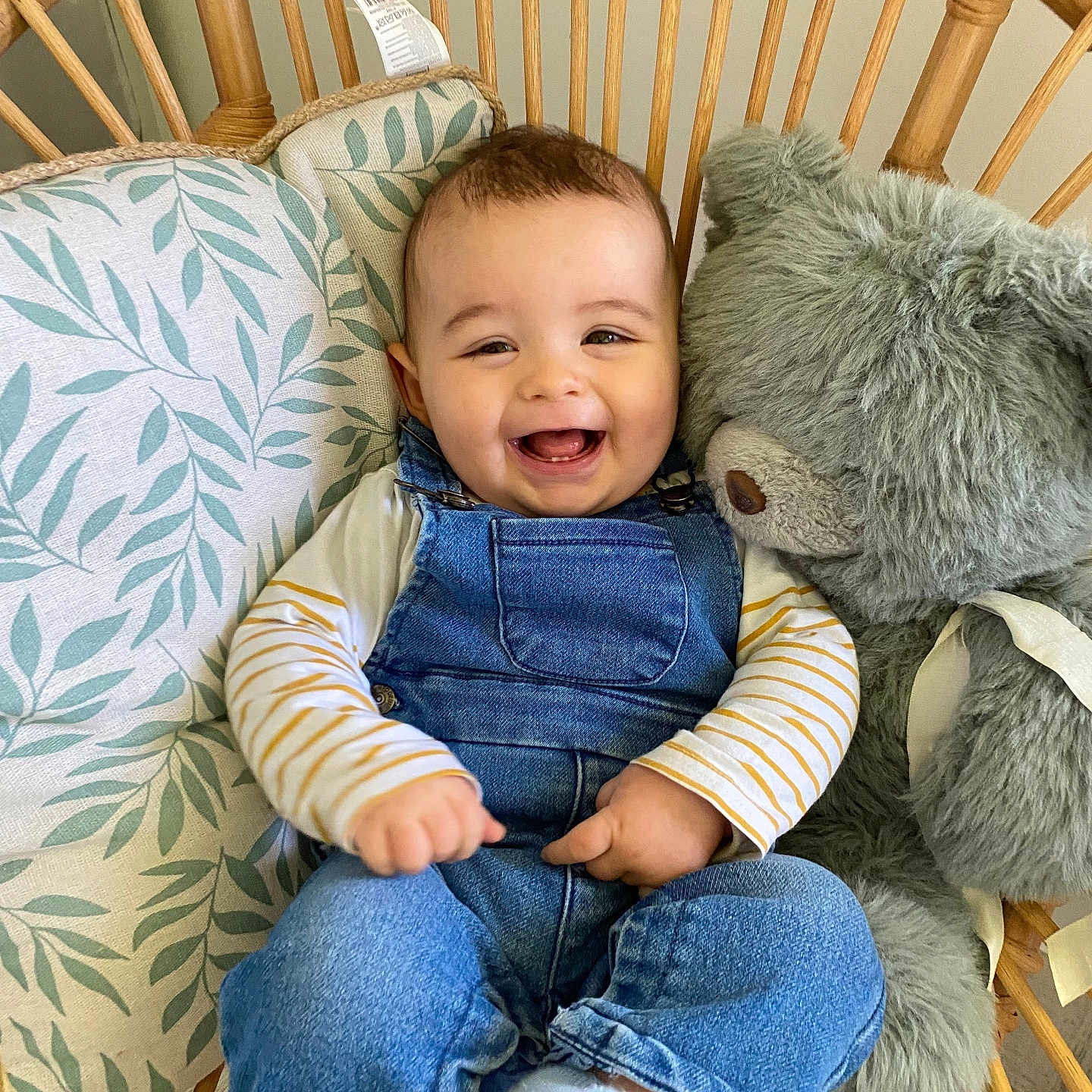 Andréas a rejoint le concours — aidez-le/la à gagner de superbes lots ! baby, child, comfortable, cozy, cushion, cute, denim_overalls, happy, indoor, infant, person, playful, portrait, seated, smiling, sock, striped_shirt, stuffed_animal, teddy_bear, wicker_chair