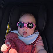 Soélia a rejoint le concours — aidez-le/la à gagner de superbes lots ! baby, sunglasses, pink, car_seat, blanket, infant, child, sunlight, shadow, cute, fashion, accessory, portrait, casual, clothing, headwear, fun, expression, seat, comfort