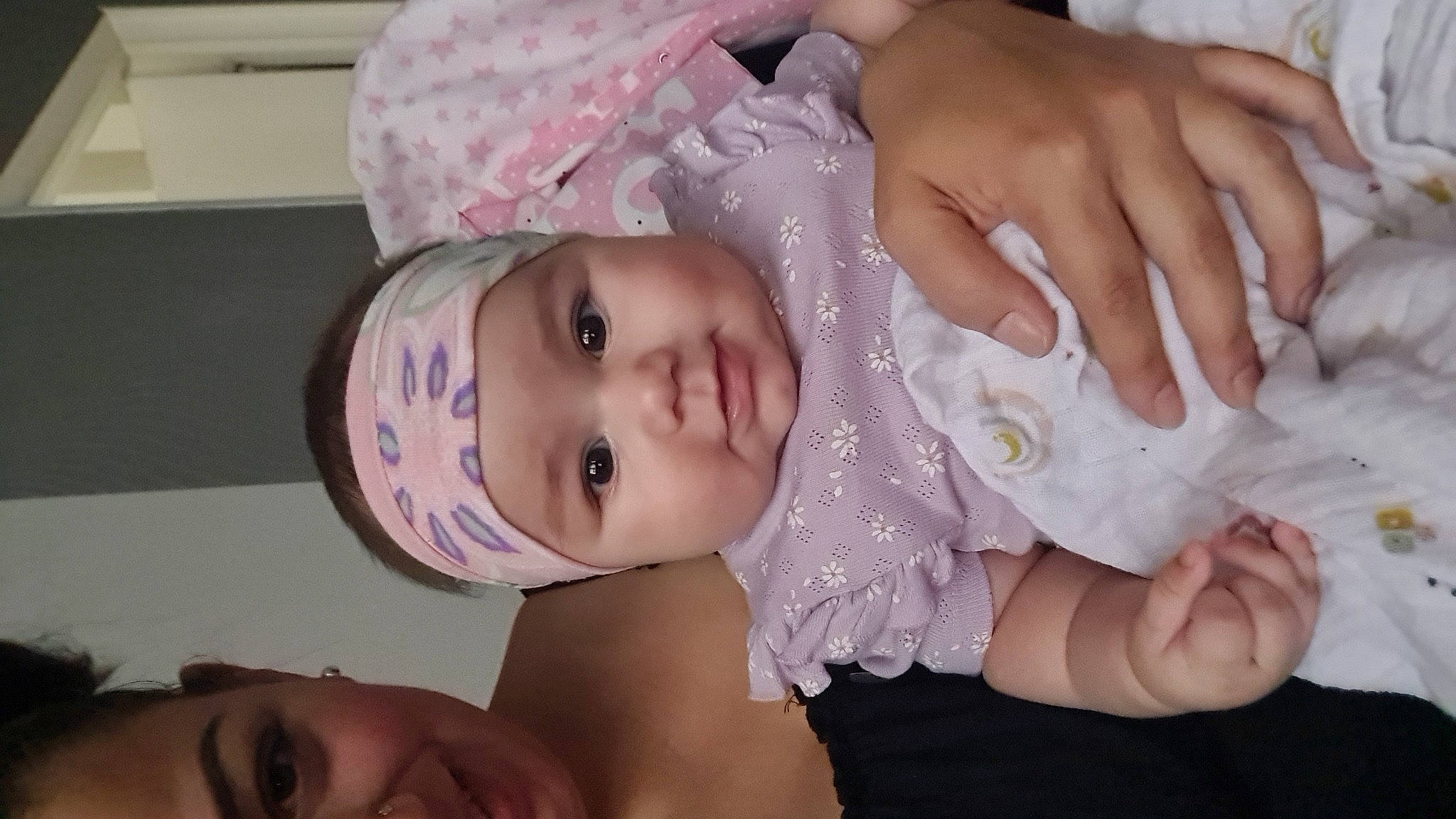 Serena a rejoint le concours — aidez-le/la à gagner de superbes lots ! cheek, chin, dress, eye, eyebrow, eyelash, forehead, gesture, hand, head, headwear, iris, lip, mouth, muscle, neck, nose, organ, person, skin